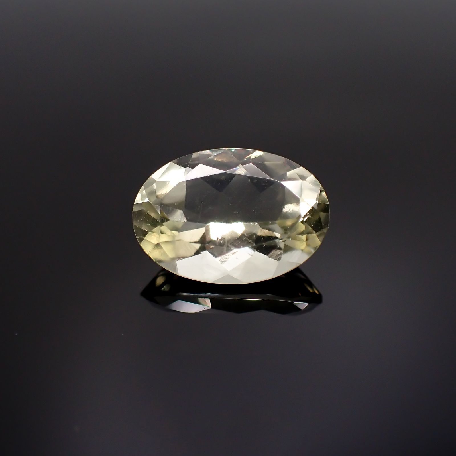 リビアングラス(宝石名インパクトガラス(衝撃溶融ガラス))発見地：エジプト・リビア砂漠 4.01ct 識別済[211213801]14.1x10mm前後