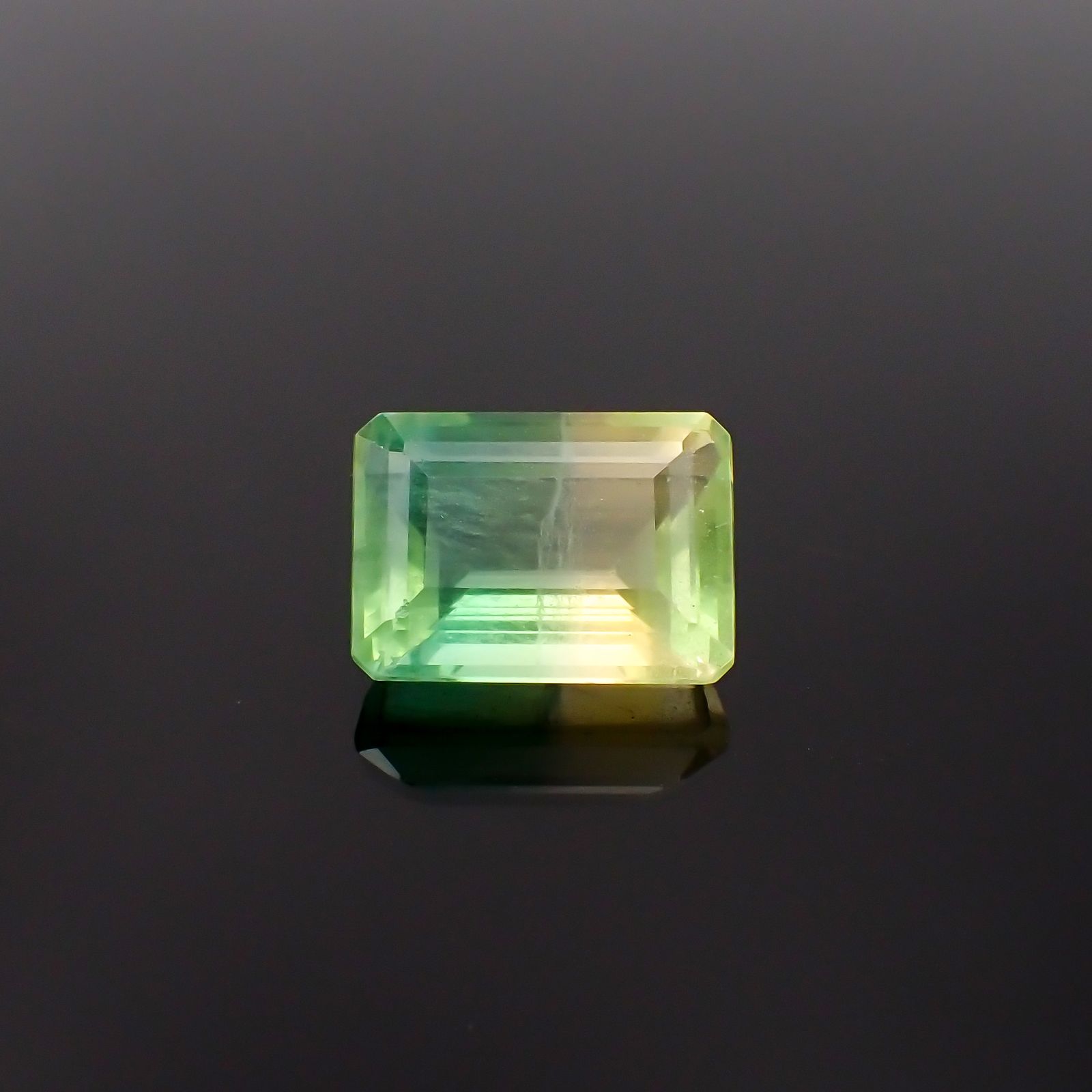 バイカラーフローライト フルオレッセンス ブラジル産 9.59ct[230722970]13.6x10mm前後