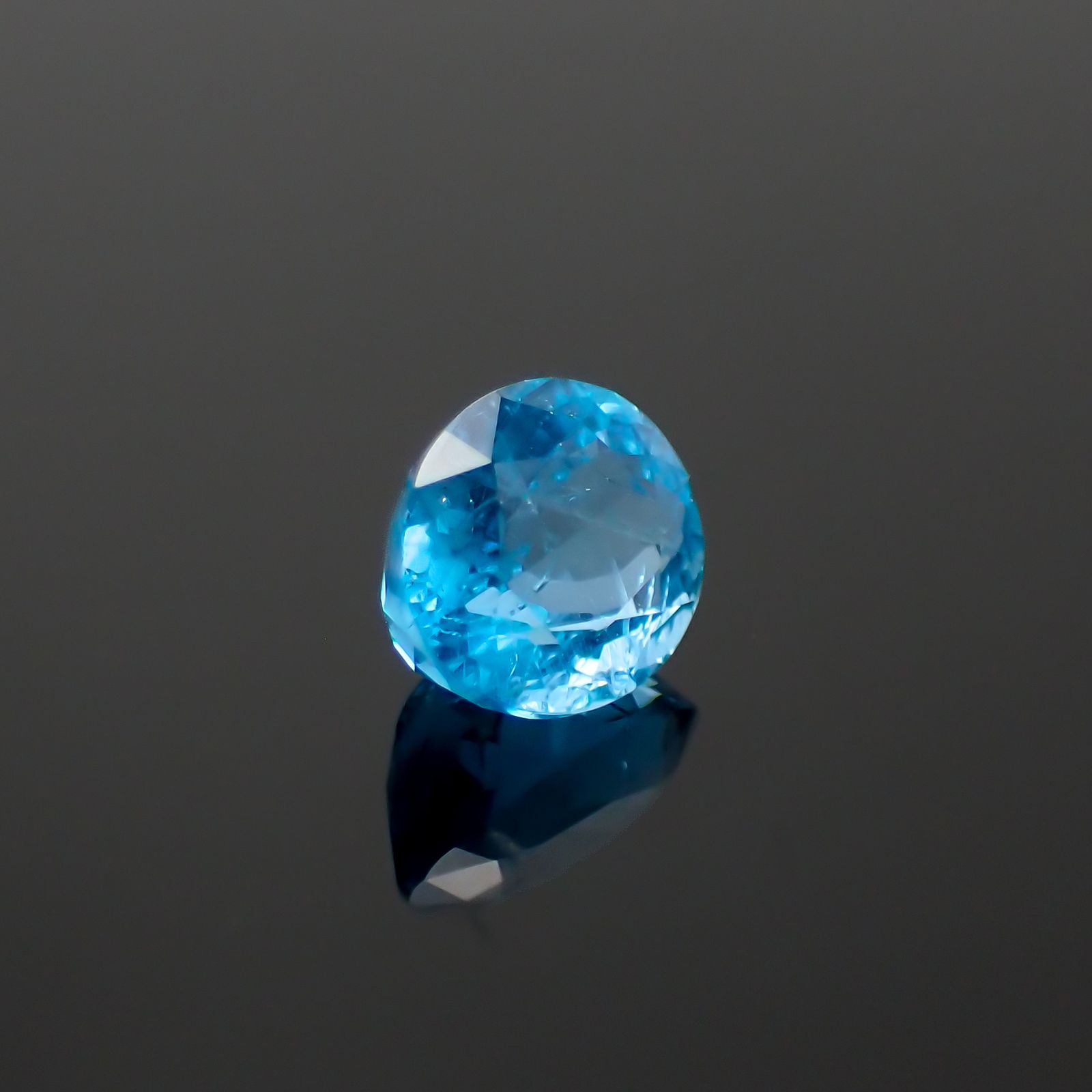 アウイナイト フルオレッセンス(宝石名アウイナイト)ドイツ産 0.586ct ソ付(彩珠)[230722990]5.9x5mm前後