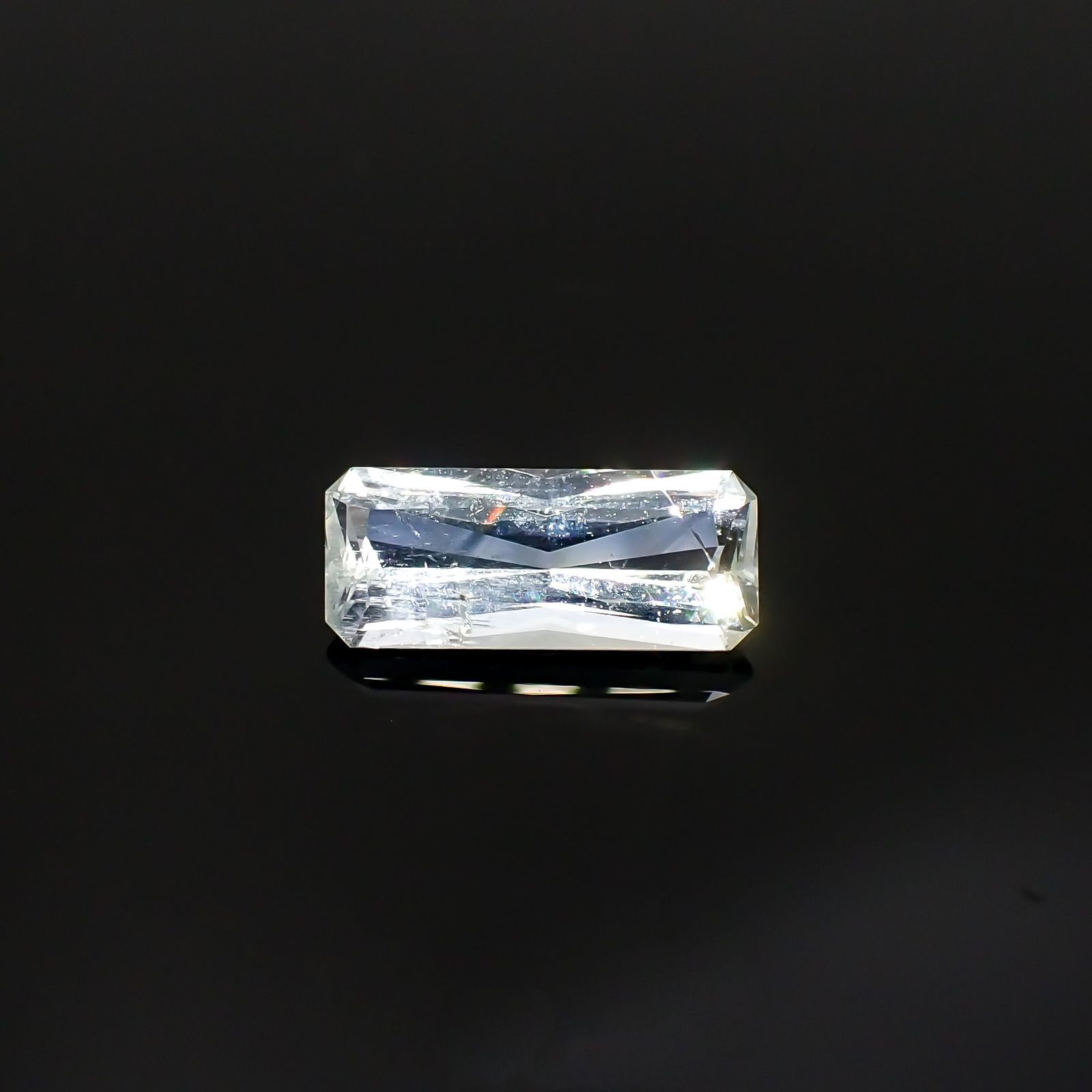 ジェレメジェバイト(宝石名エレメジェバイト)ナミビア産 1.084ct ソ付(彩珠)[220616456]10x4.2mm前後