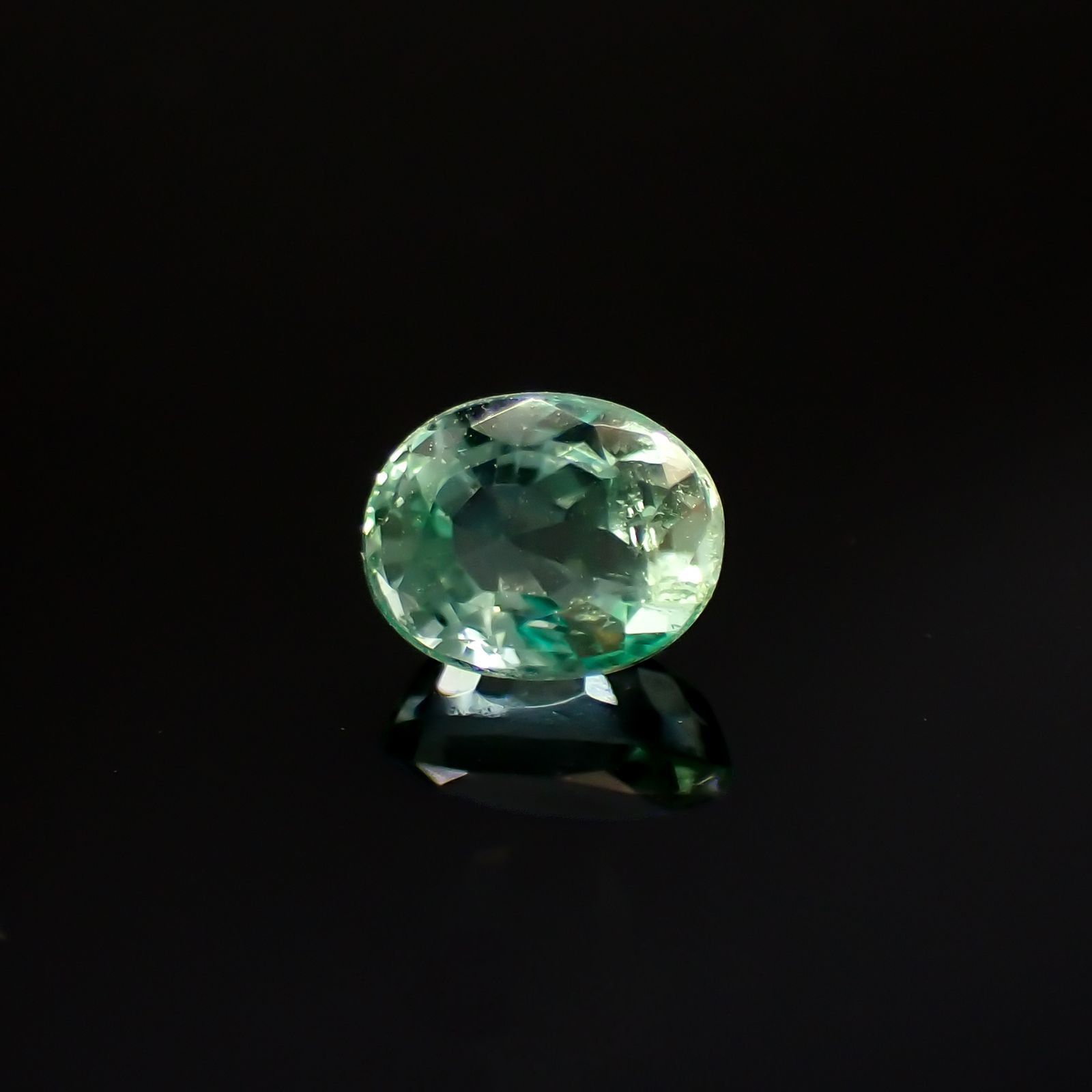 パステルカラーエメラルド コロンビア産 0.35ct [250817226]5x3.9mm前後
