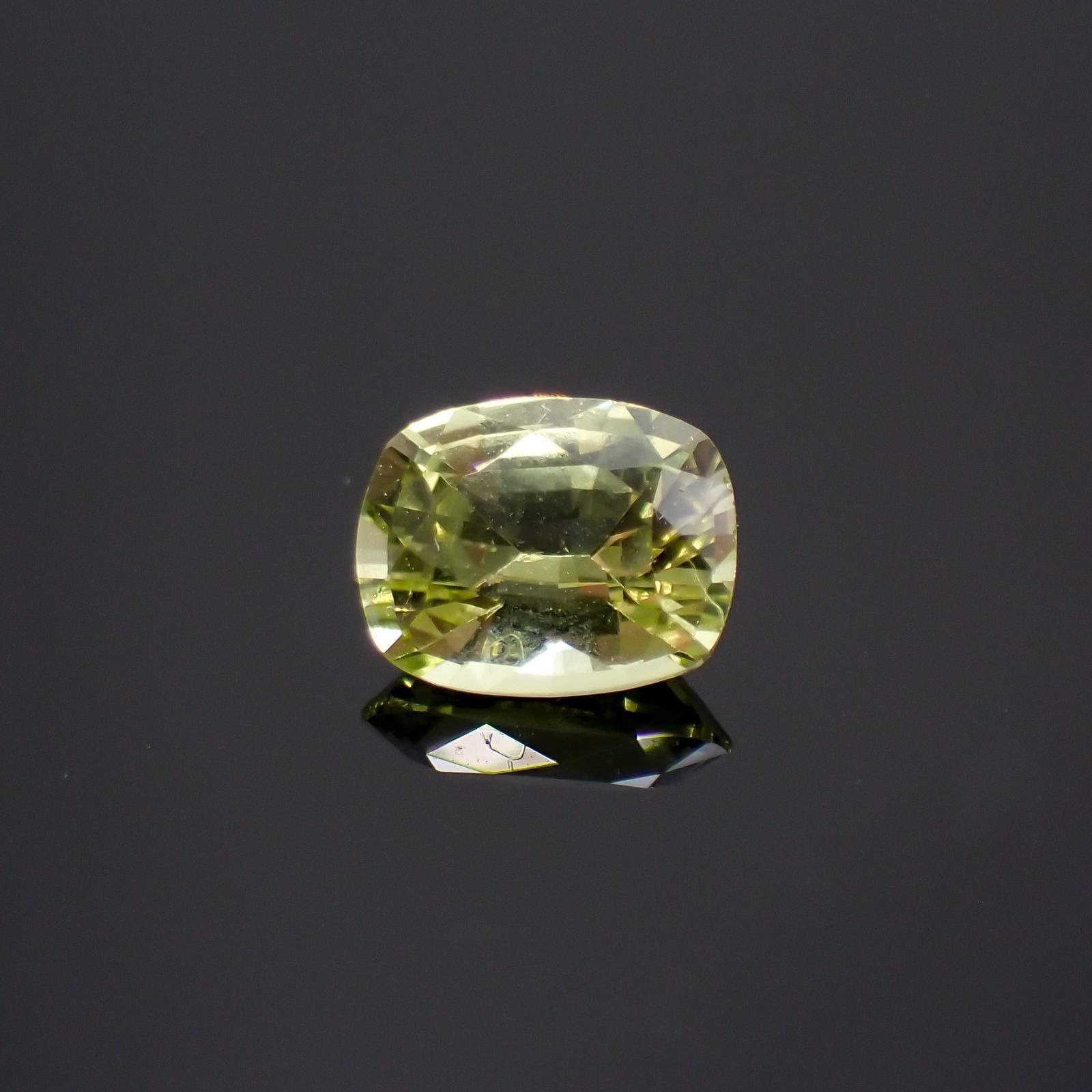 クリソベリル(宝石名クリソベリル)マダガスカル産 0.69ct 識別済[220114499]5.8x4.6mm前後