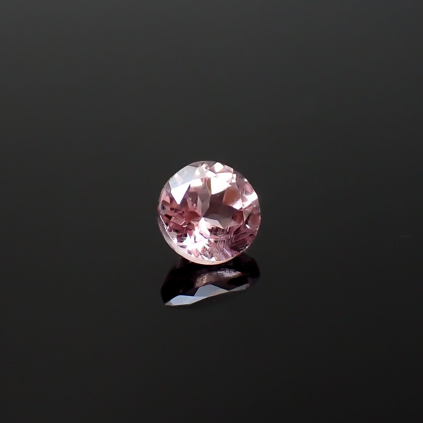 ドラゴンガーネット タンザニア産 0.50ct / 4.5x4.5mm前後 [260532244]