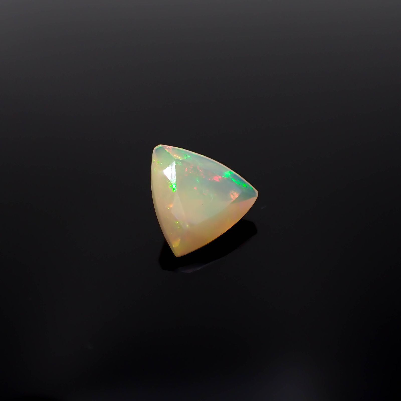エチオピアオパール(宝石名オパール)エチオピア産 1.13ct 識別済[230521991]9.4x9.5mm前後