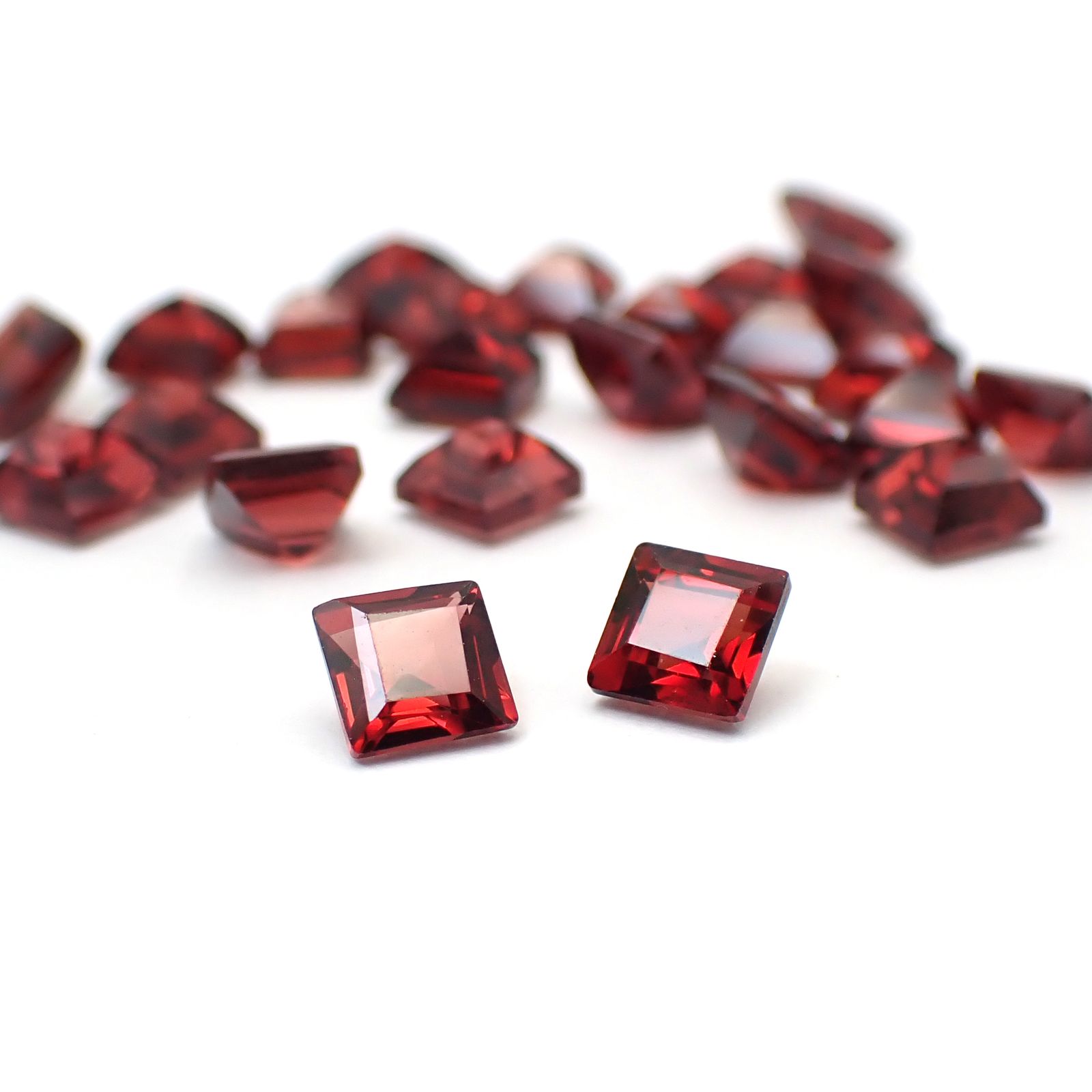 ◇ランダムセレクト◇パイロープアルマンディンガーネット モザンビーク産 約0.52ct / 4.1x4.1mm前後 [260532216-PAC]
