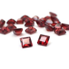 ◇ランダムセレクト◇パイロープアルマンディンガーネット モザンビーク産 約0.52ct / 4.1x4.1mm前後 [260532216-PAC]