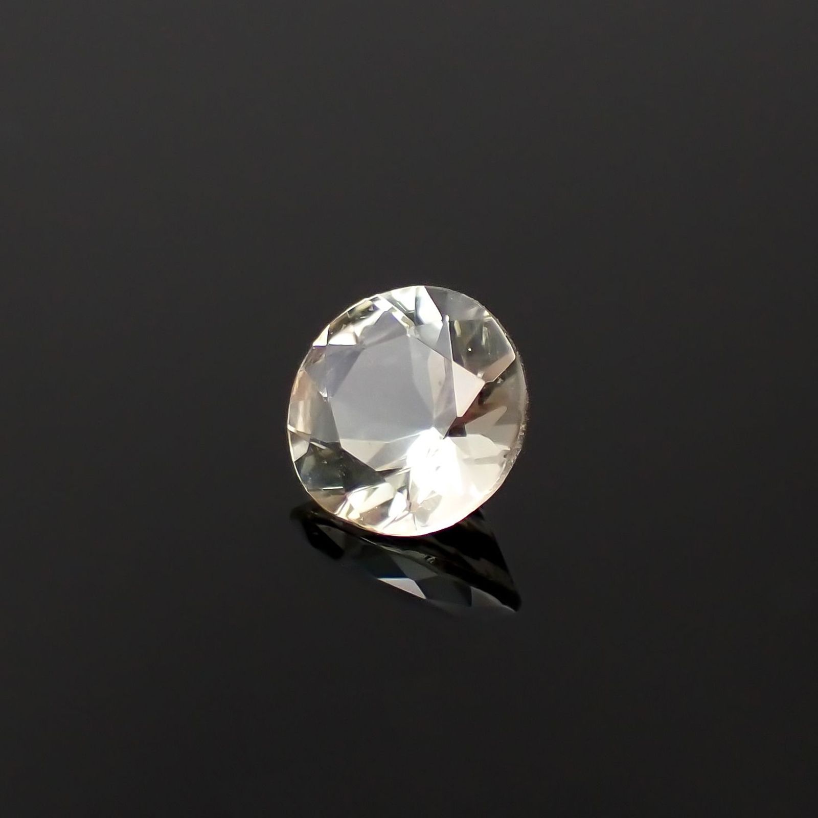 バイカラーオレゴンサンストーン アメリカ・オレゴン州産 0.62ct / 5.9x5.9mm前後 [230220681]
