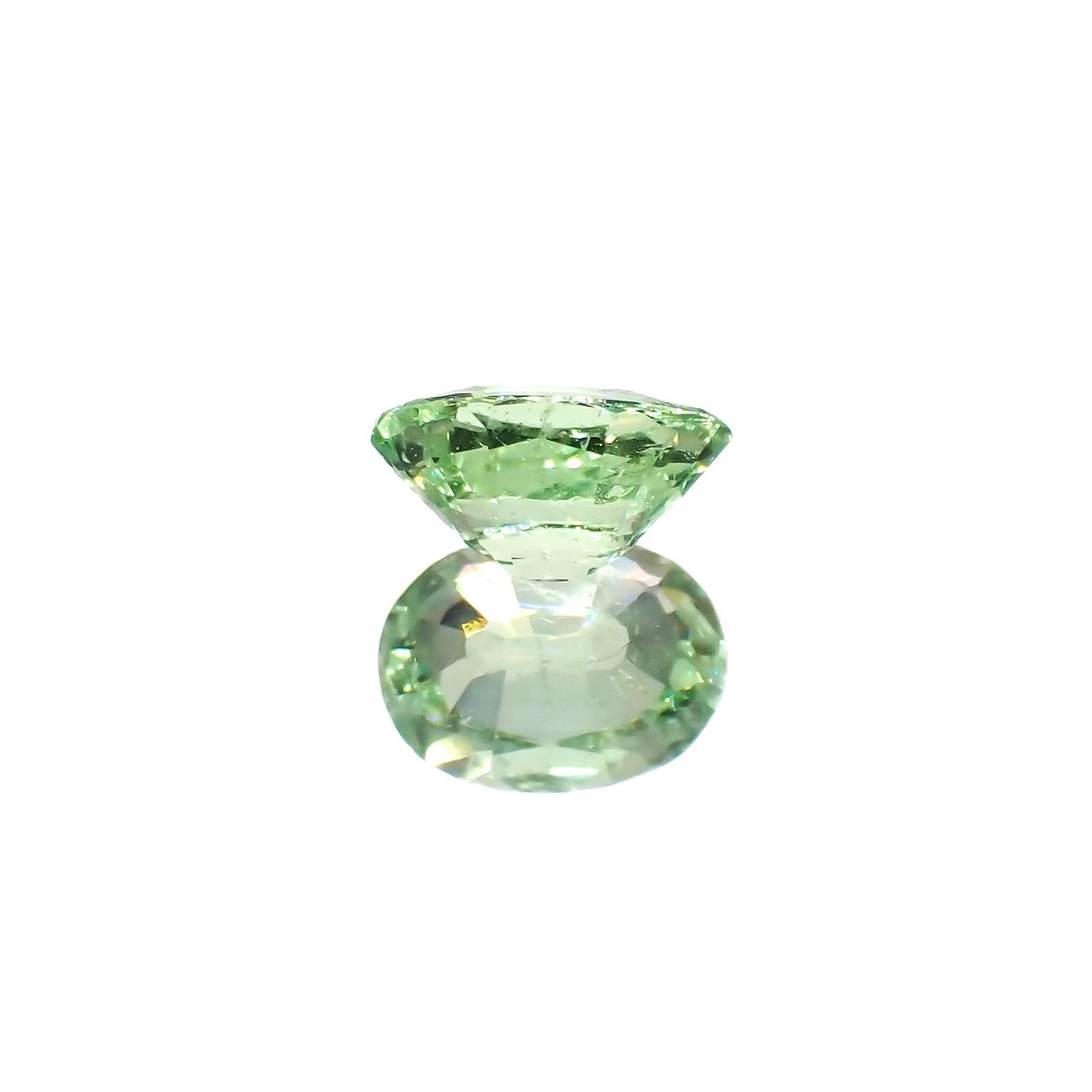 ミントガーネット(宝石名ガーネット)タンザニア産 識別済 0.74ct / 6.5x4.8mm前後 [251023063]