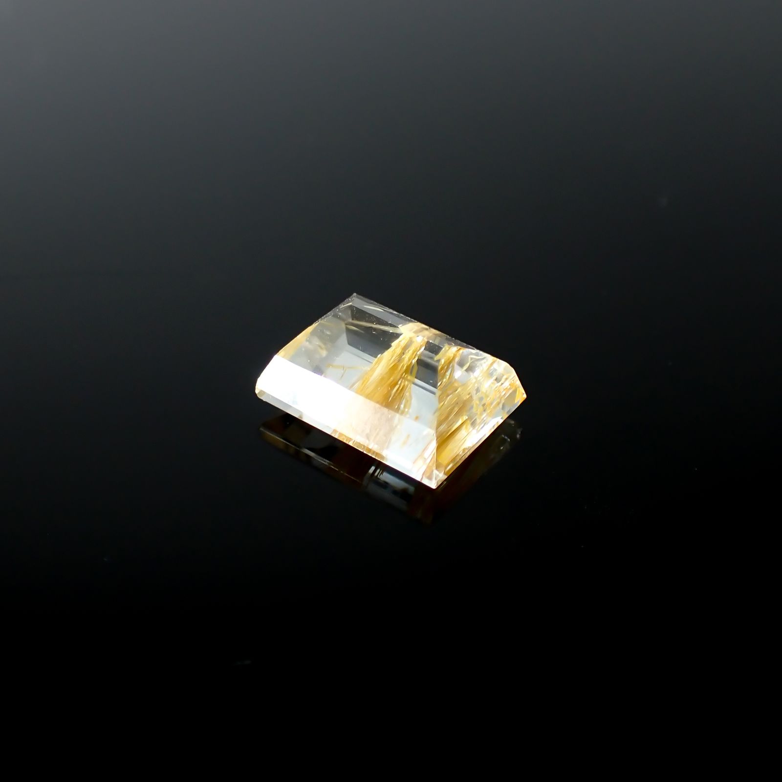 ニードルイントパーズ(チューブイントパーズ) ブラジル・ミナスジェライス州産 8.12ct[240225881]12.3x9.5mm前後