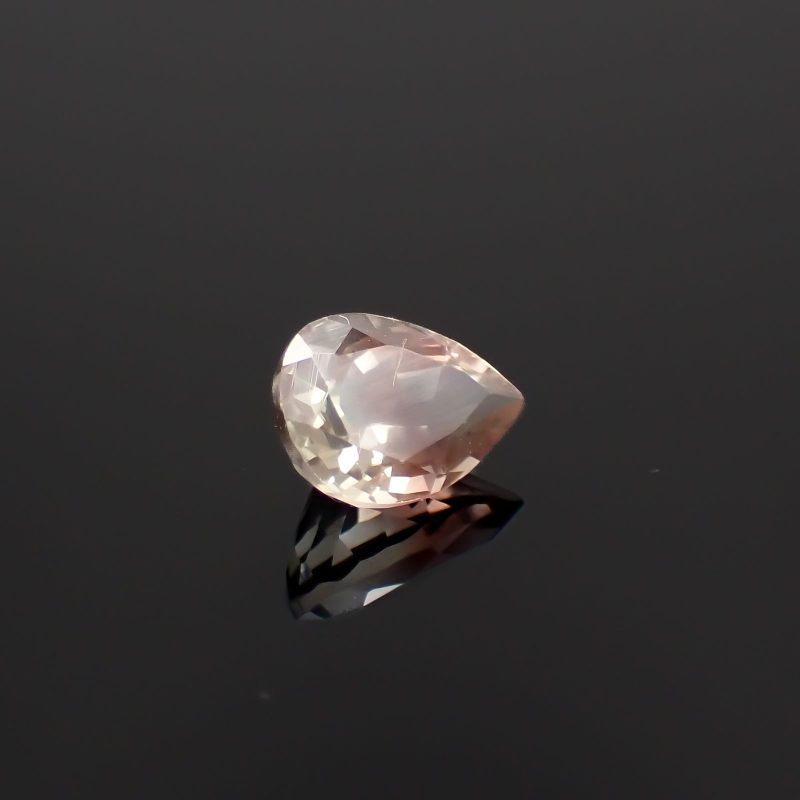 パーティカラーオレゴンサンストーン アメリカ・オレゴン州産 1.17ct / 8x5.9mm前後 [230722843]
