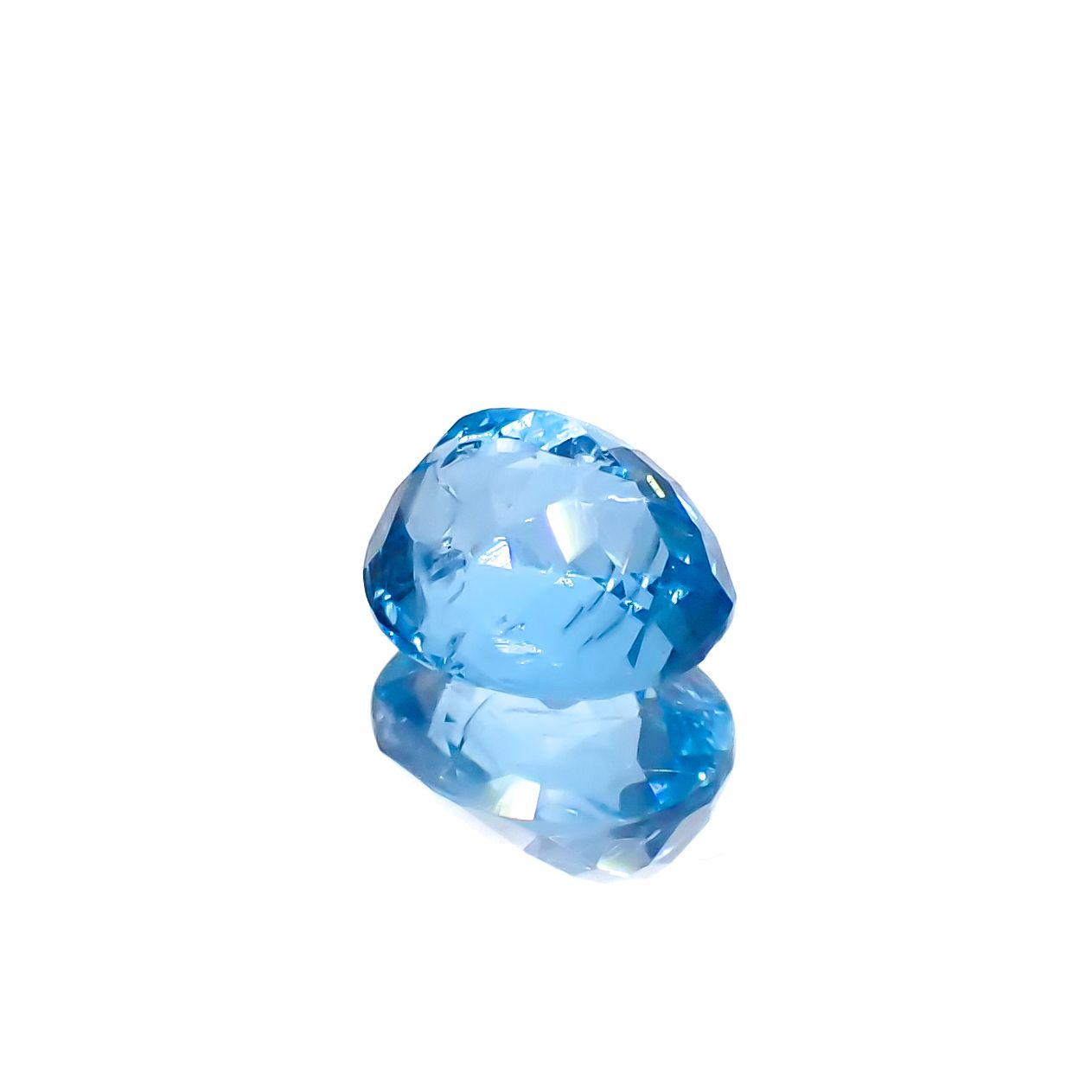 アウイナイト フルオレッセンス(宝石名アウイナイト)ドイツ産 0.586ct ソ付(彩珠)[230722990]5.9x5mm前後