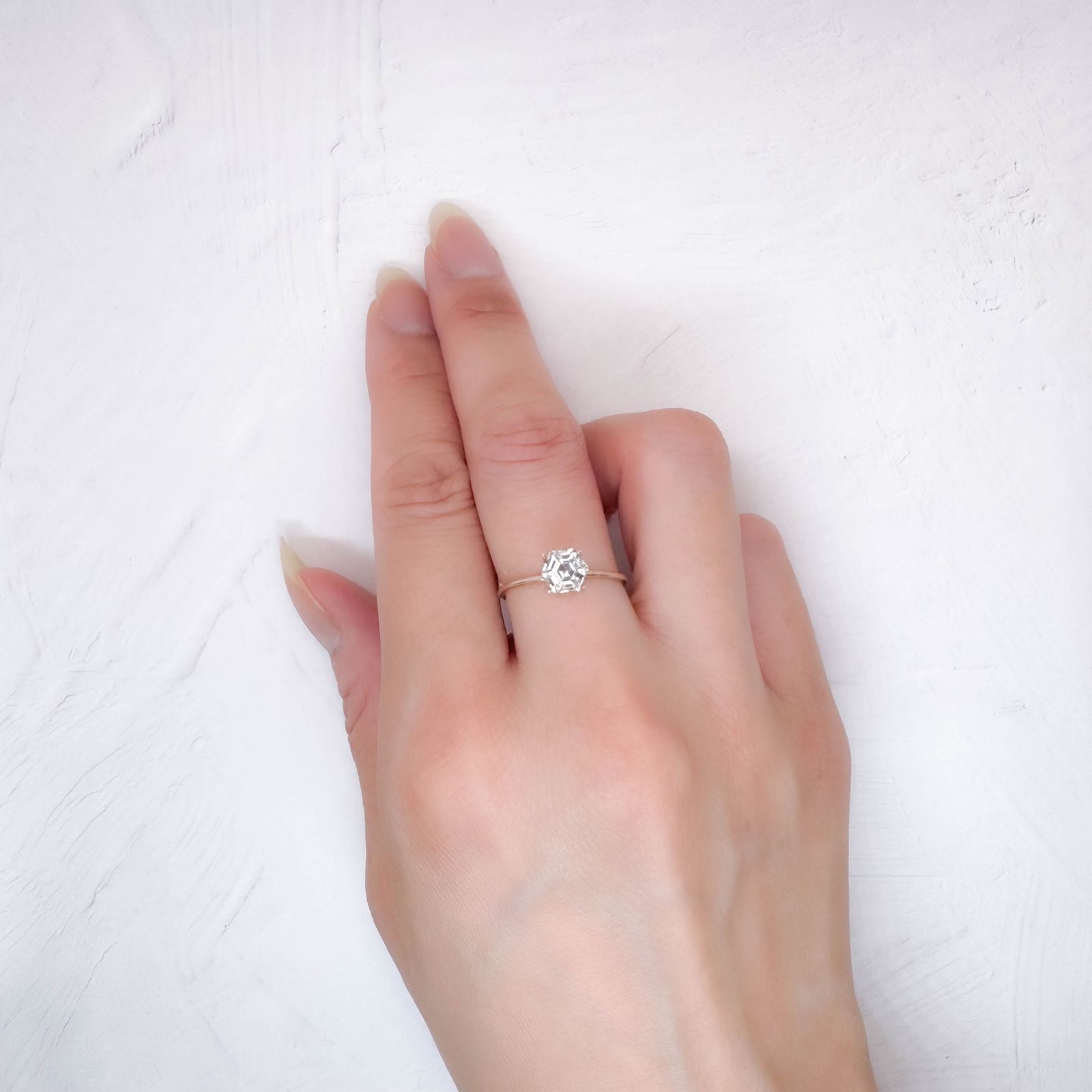 ◇ヘキサゴンカット◇レムリアンシードクリスタル(保証シール付き) ブラジル産 0.83ct / 5.8x5.8mm前後 [250730865]