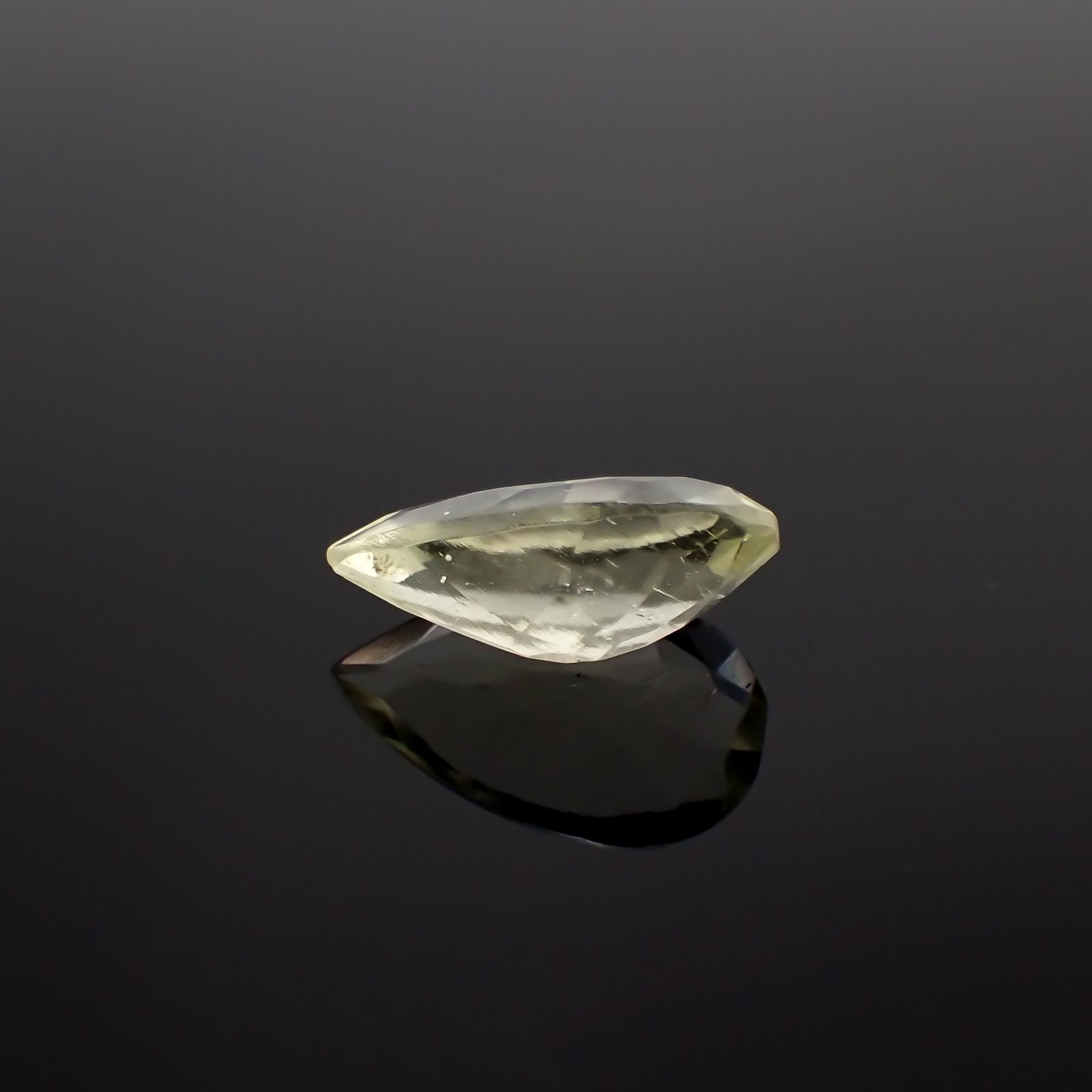 リビアングラス 発見地：エジプト・リビア砂漠 3.99ct[221018193]15.9x9.4mm前後