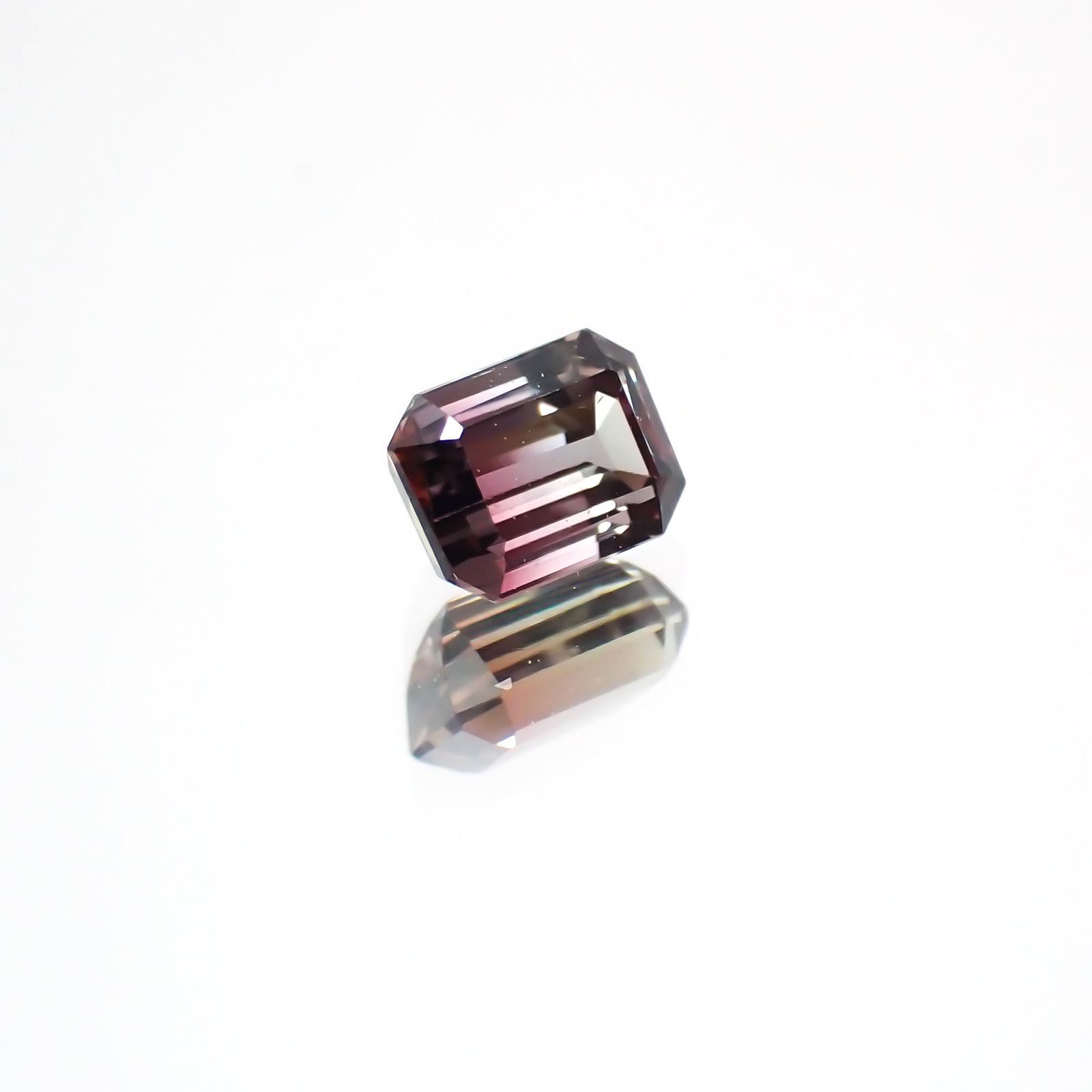 バイカラーサファイア(宝石名バイカラー・サファイア) タンザニア産 0.34ct 識別済[21069746]4.1×3.2mm前後