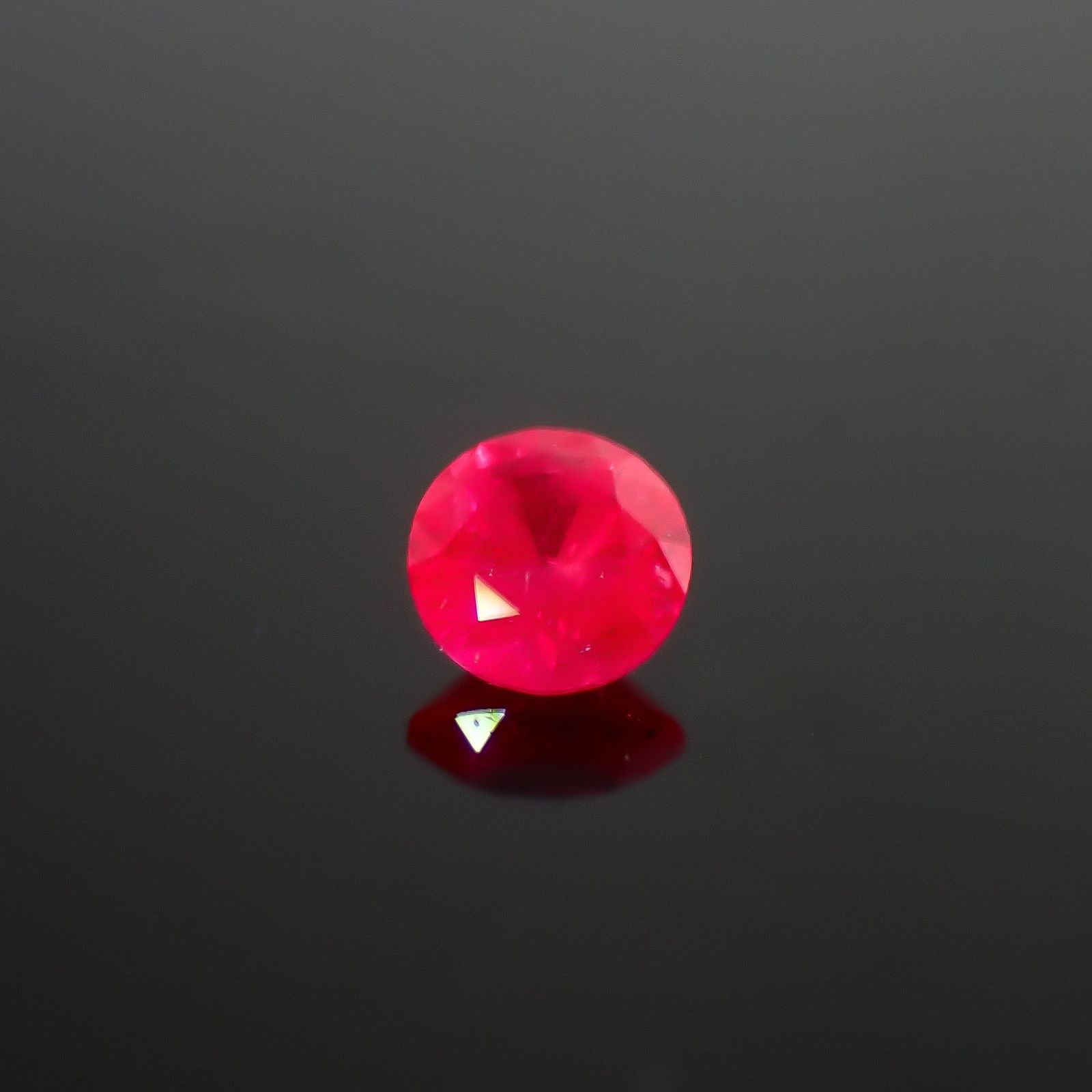ルビー グリーンランド産 0.14ct / 3.1x3.1mm前後 [261033229]