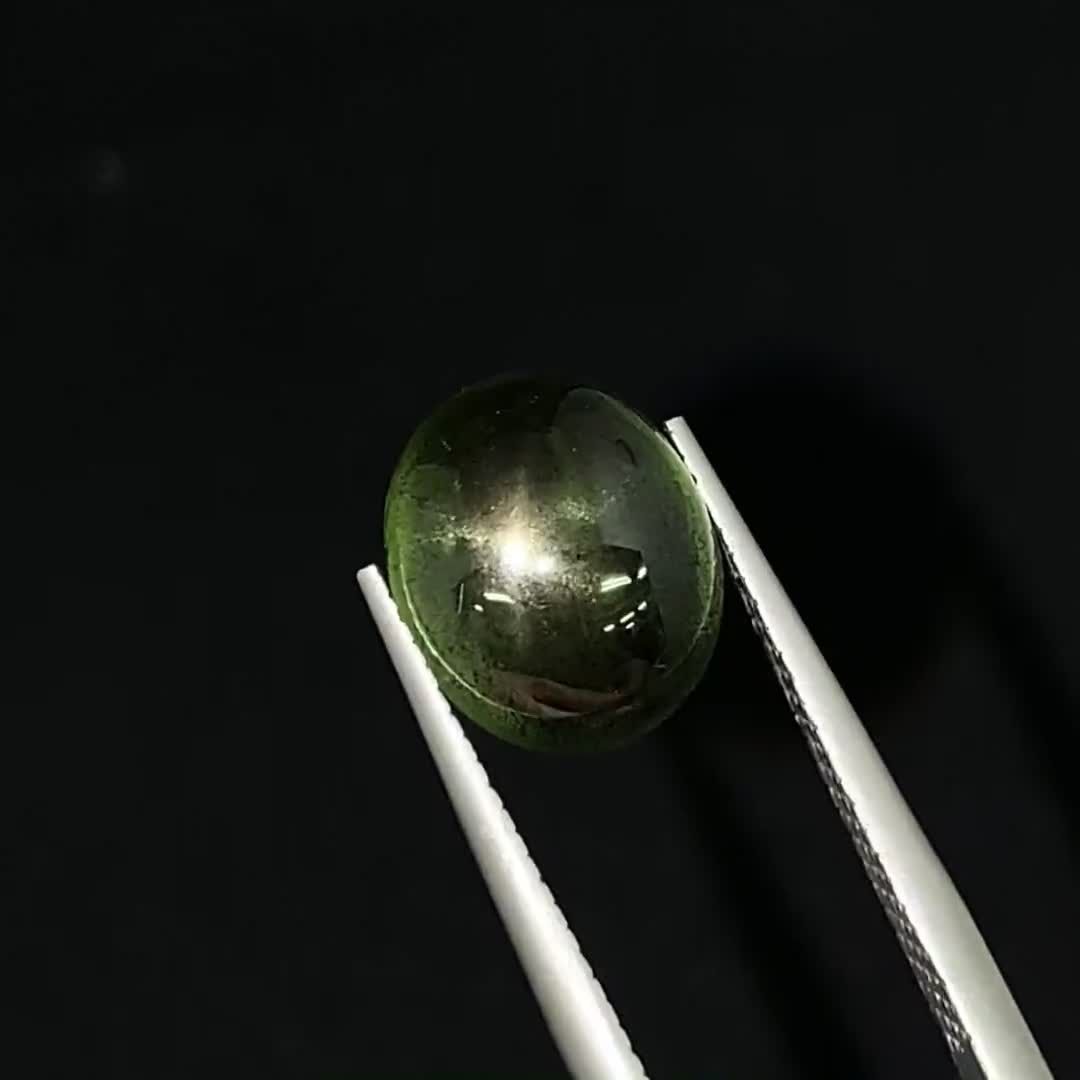 インクルージョンではない「ルチル」は赤銅色の輝きを放つレアストーン