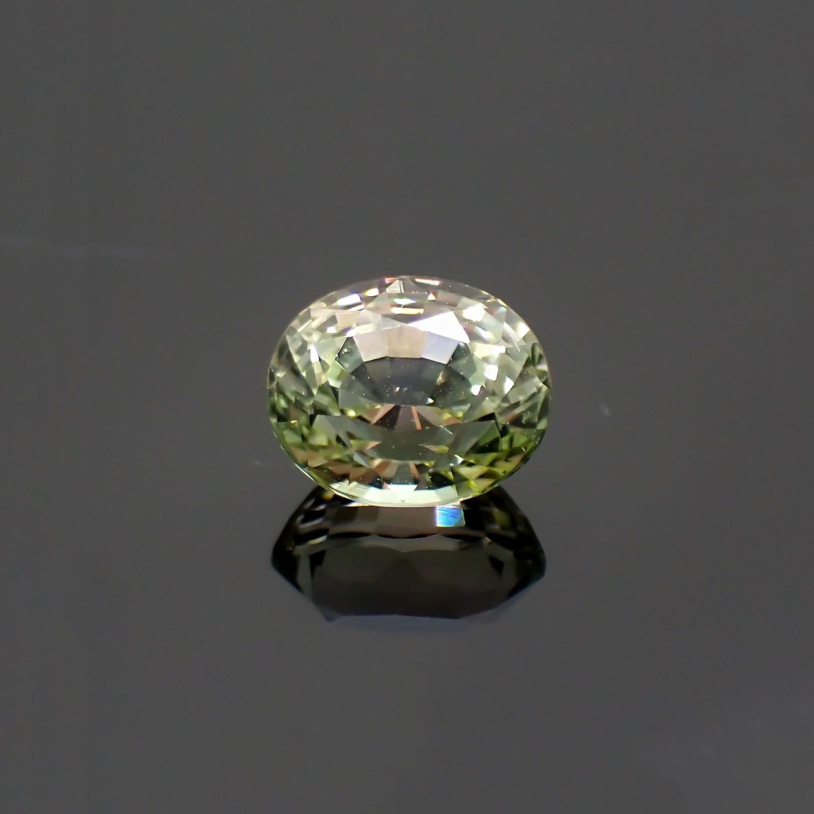 グリーントルマリン(宝石名トルマリン) ルワンダ産 ソ付(彩珠) 1.556ct / 7.4x6.2mm前後 [211013638]