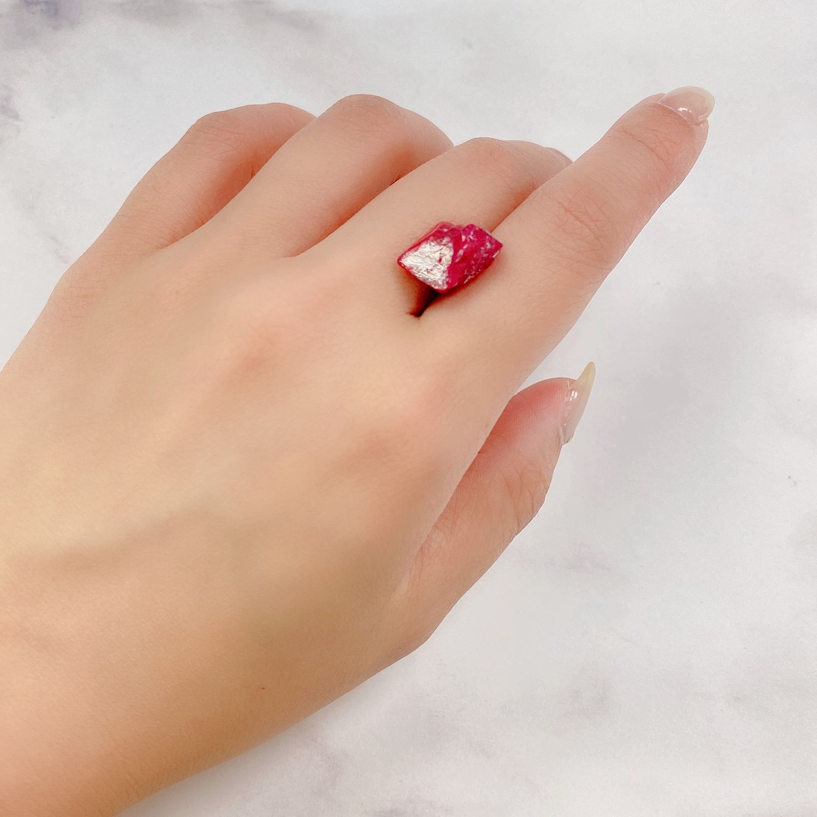 レッドスピネル(宝石名レッド・スピネル) タンザニア産 原石・結晶 13.061ct ソ付(彩珠)[20095394]15.5×13.6mm前後