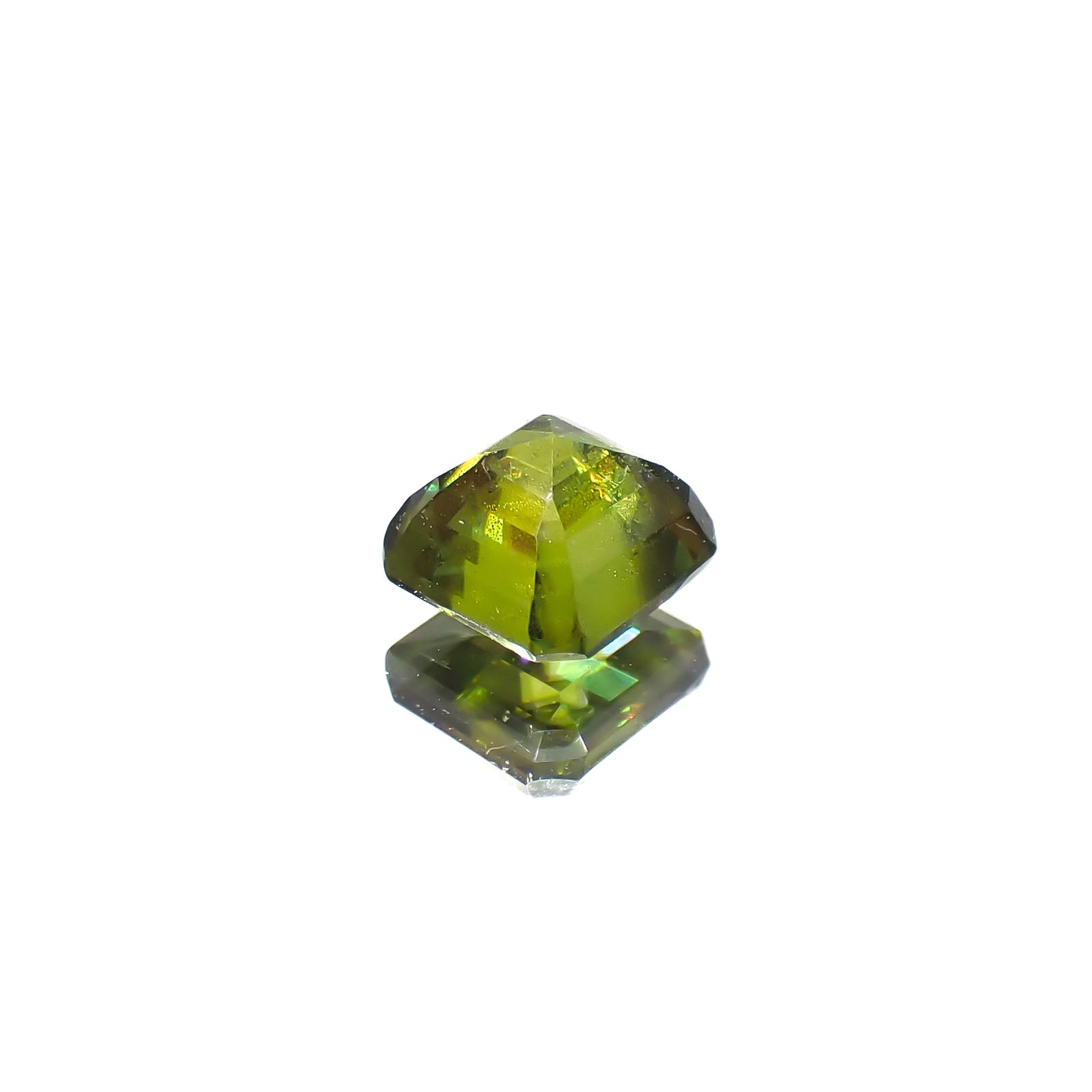 カラーチェンジスフェーン(宝石名スフェーン / カラーチェンジ・タイプ)パキスタン産 0.66ct 識別済[240627955]4.7x4.5mm前後