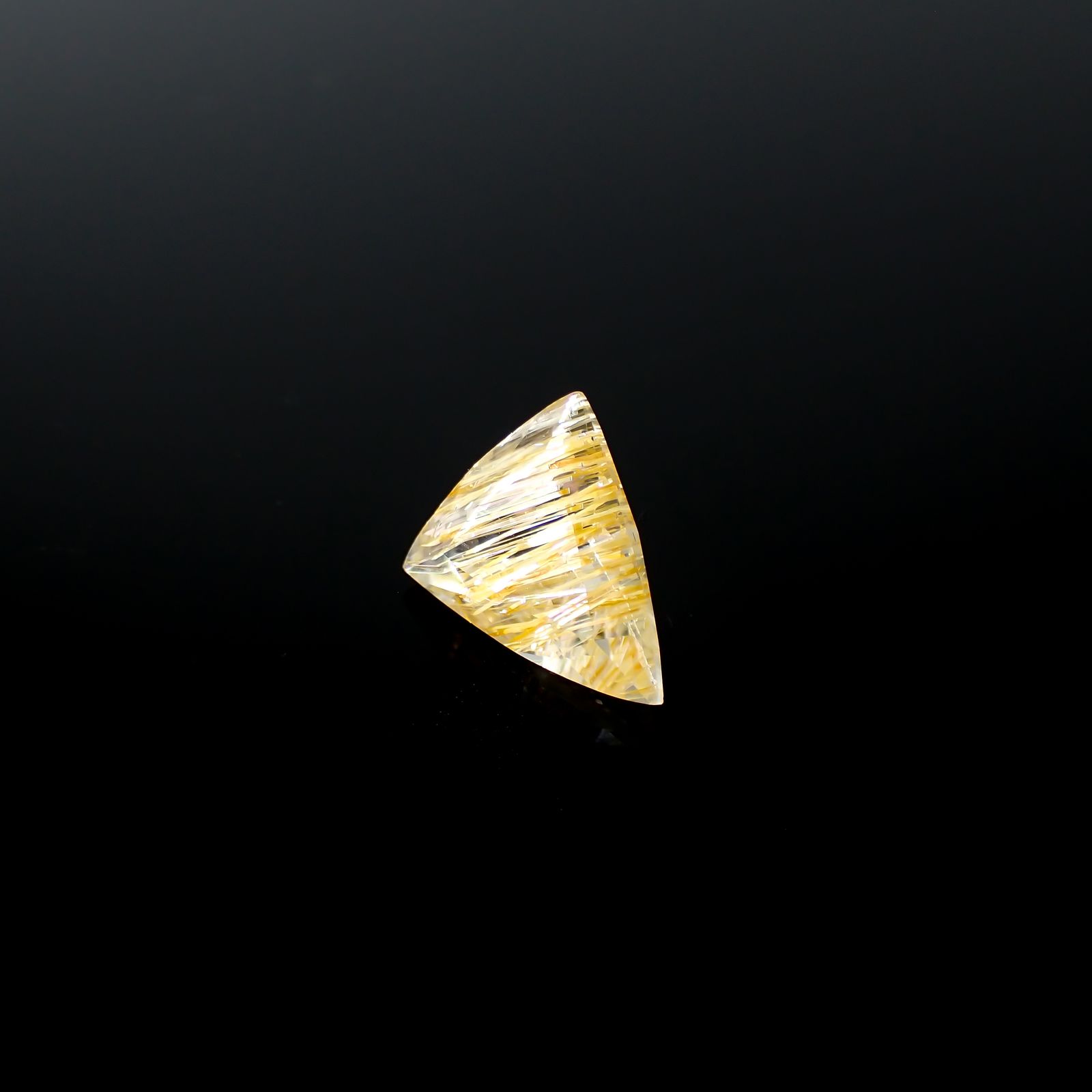 ニードルイントパーズ(チューブイントパーズ) ブラジル・ミナスジェライス州産 7.96ct[240225884]14.7x12.7mm前後
