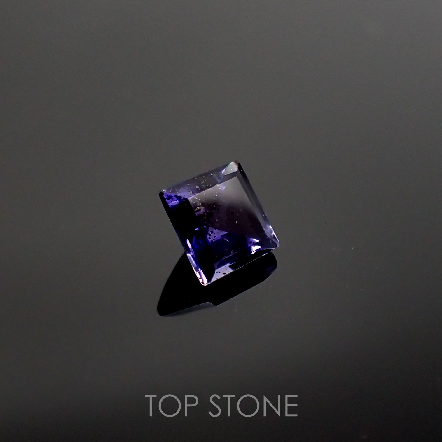 アイオライトサンストーン インド・ブラジル産 ルース 0.6ct[210711616]5.1×5.1mm前後