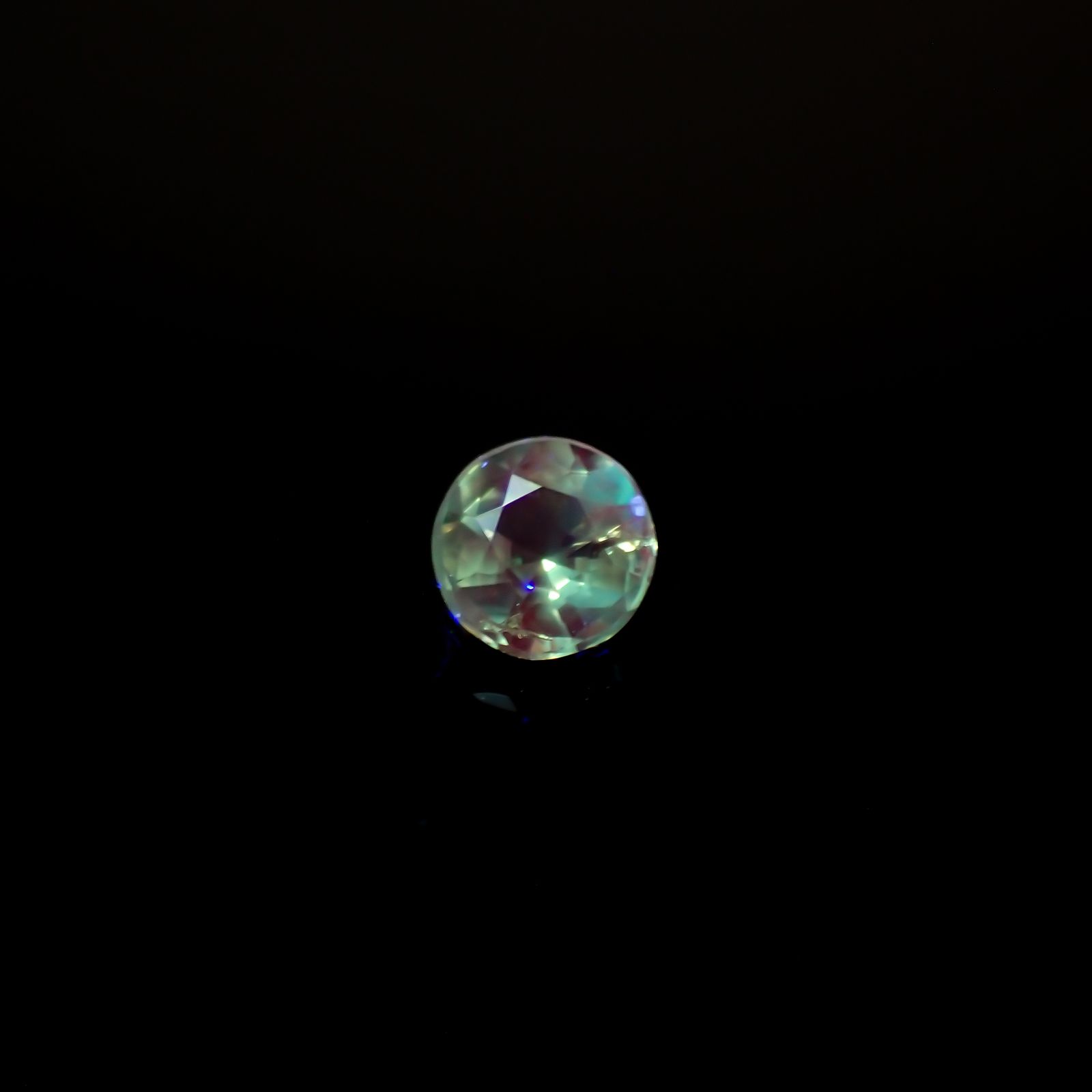 アレキサンドライトキャッツアイ ブラジル産/EmeraldMains社製 0.060ct[240527606]2.3x2.3mm前後