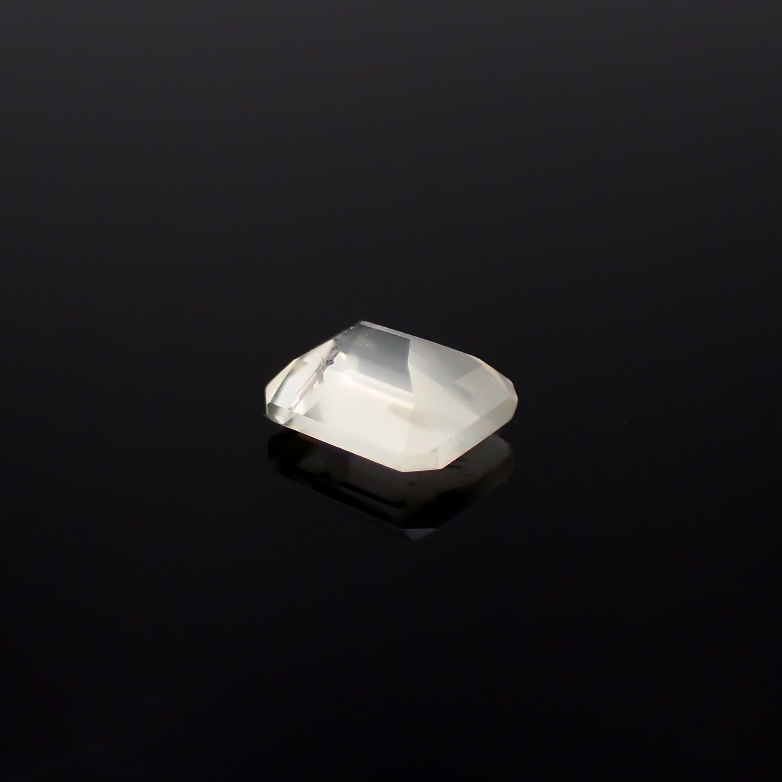 リューサイト(宝石名リューサイト)イタリア産 0.55ct 識別済[231225048]5.7x4.7mm前後