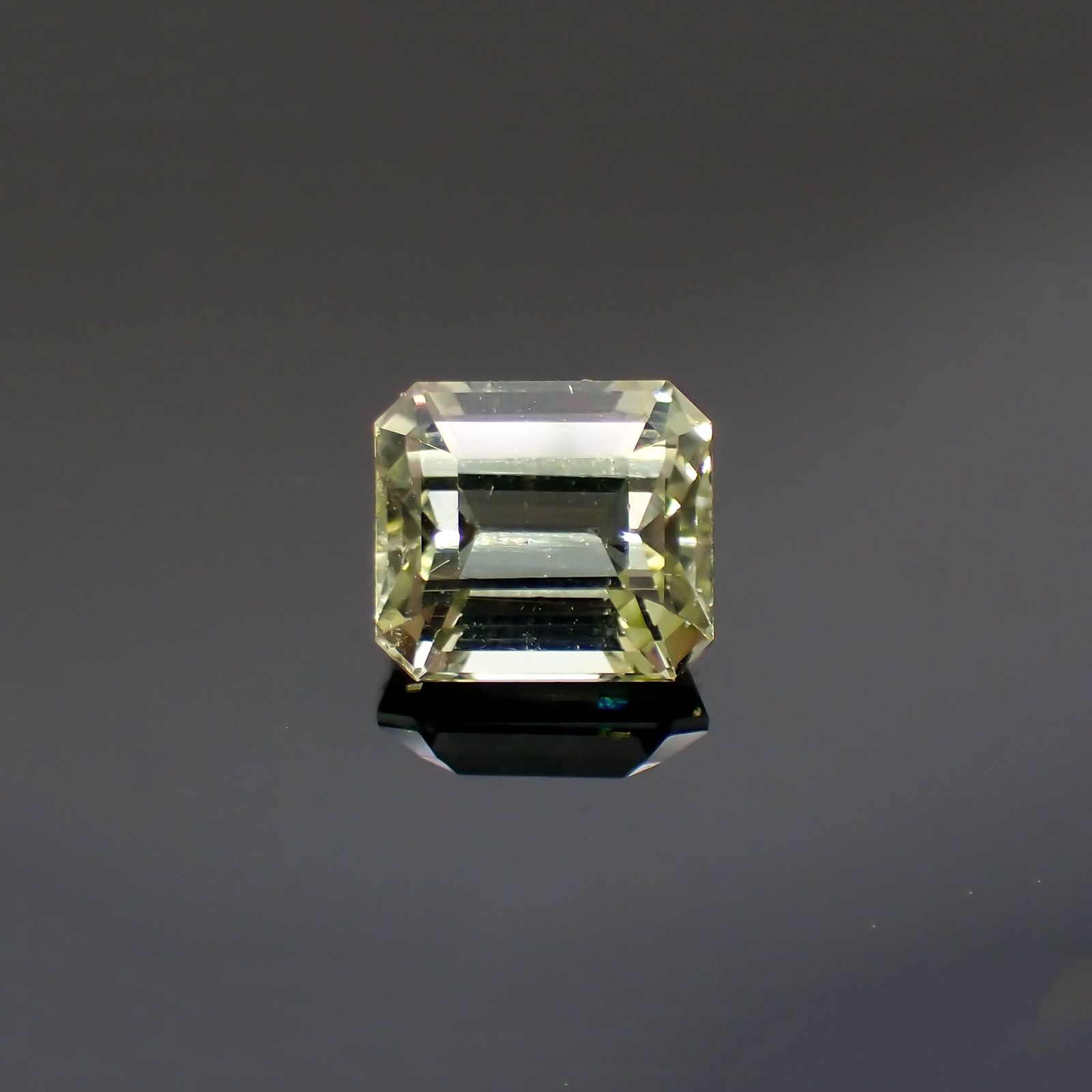 グリーントルマリン(宝石名トルマリン) ルワンダ産 ソ付(彩珠) 1.486ct / 6.8x6.1mm前後 [211013639]