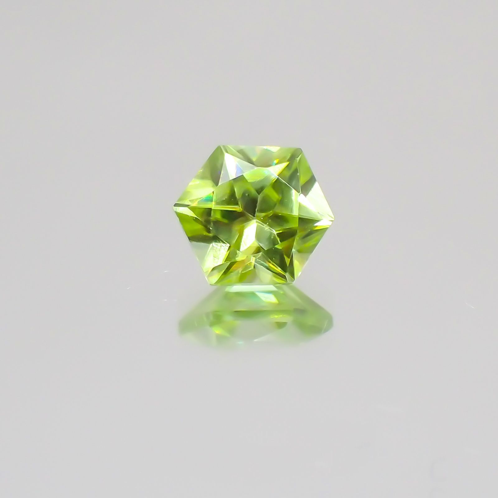 ◇ヘキサゴンカット◇スフェーン(宝石名スフェーン)マダガスカル産 0.56ct 識別済[231224438]4.8x4.8mm前後