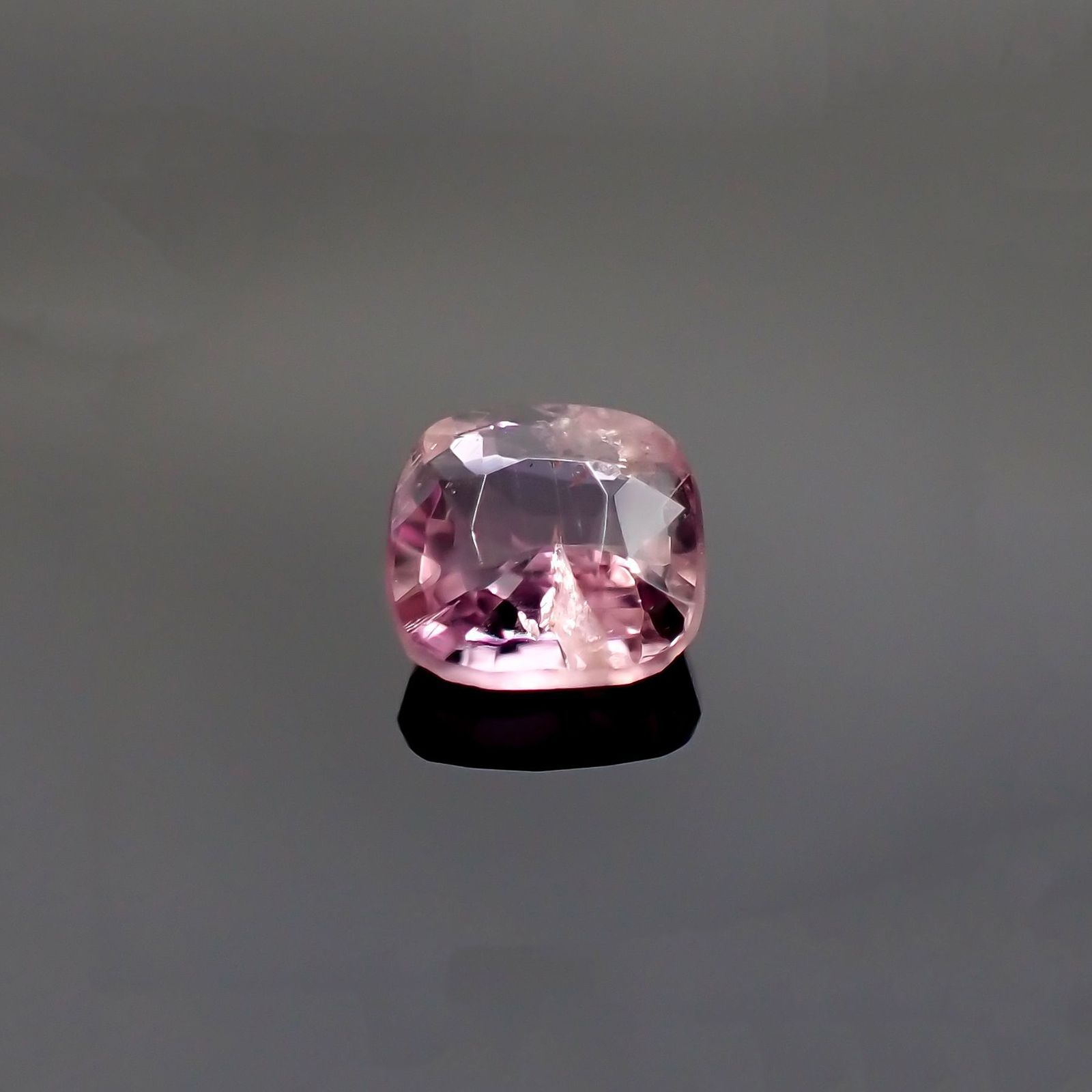 ピンクポードレッタイト(宝石名ピンク・ポードレッタイト)ビルマ産 ソ付(彩珠) 0.527ct / 5.5x5.3mm前後 [231023811]