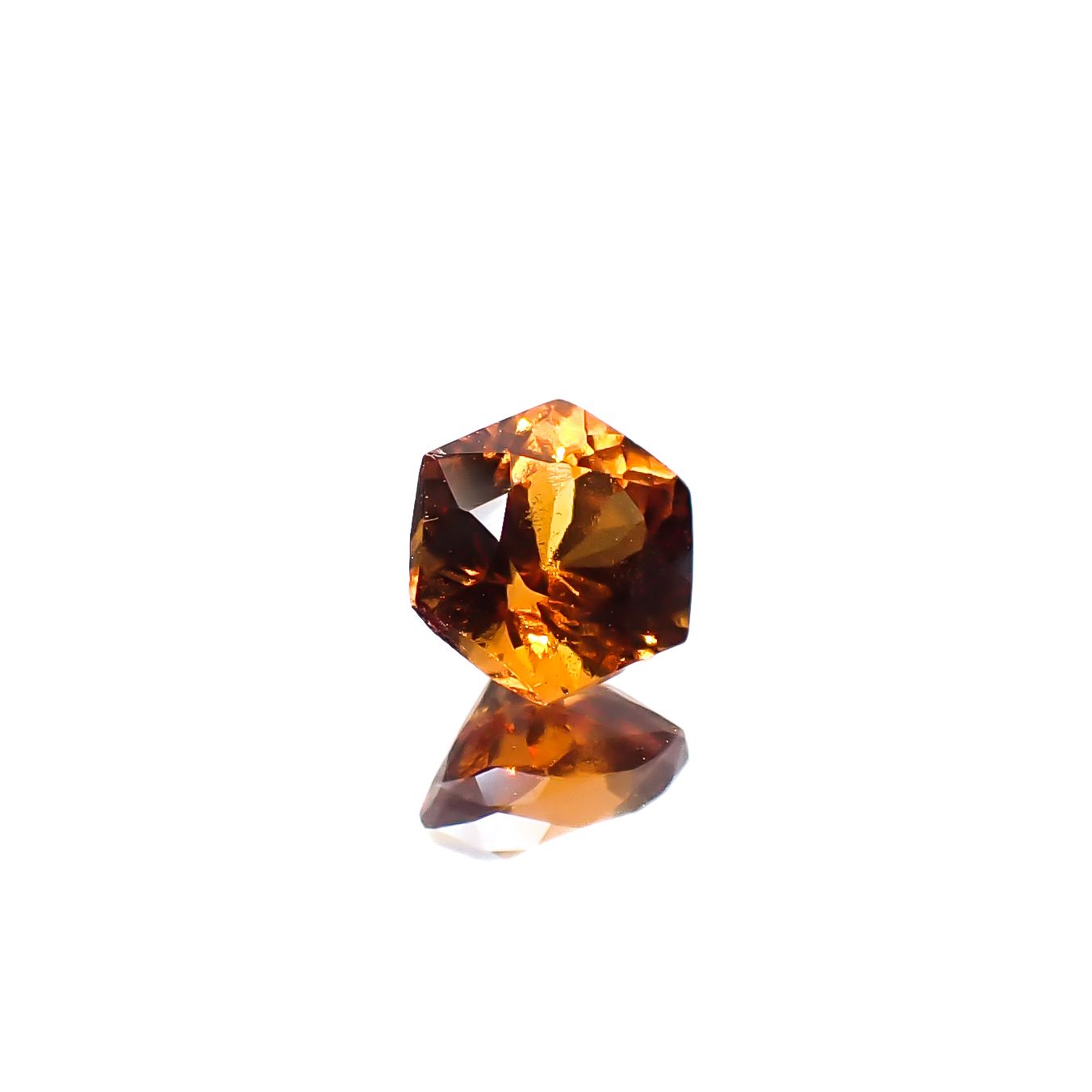 ◇ヘキサゴンカット◇ヘソナイトガーネット(宝石名ヘソナイト・ガーネット)スリランカ産 0.76ct 識別済[241129443]5.1x5mm前後