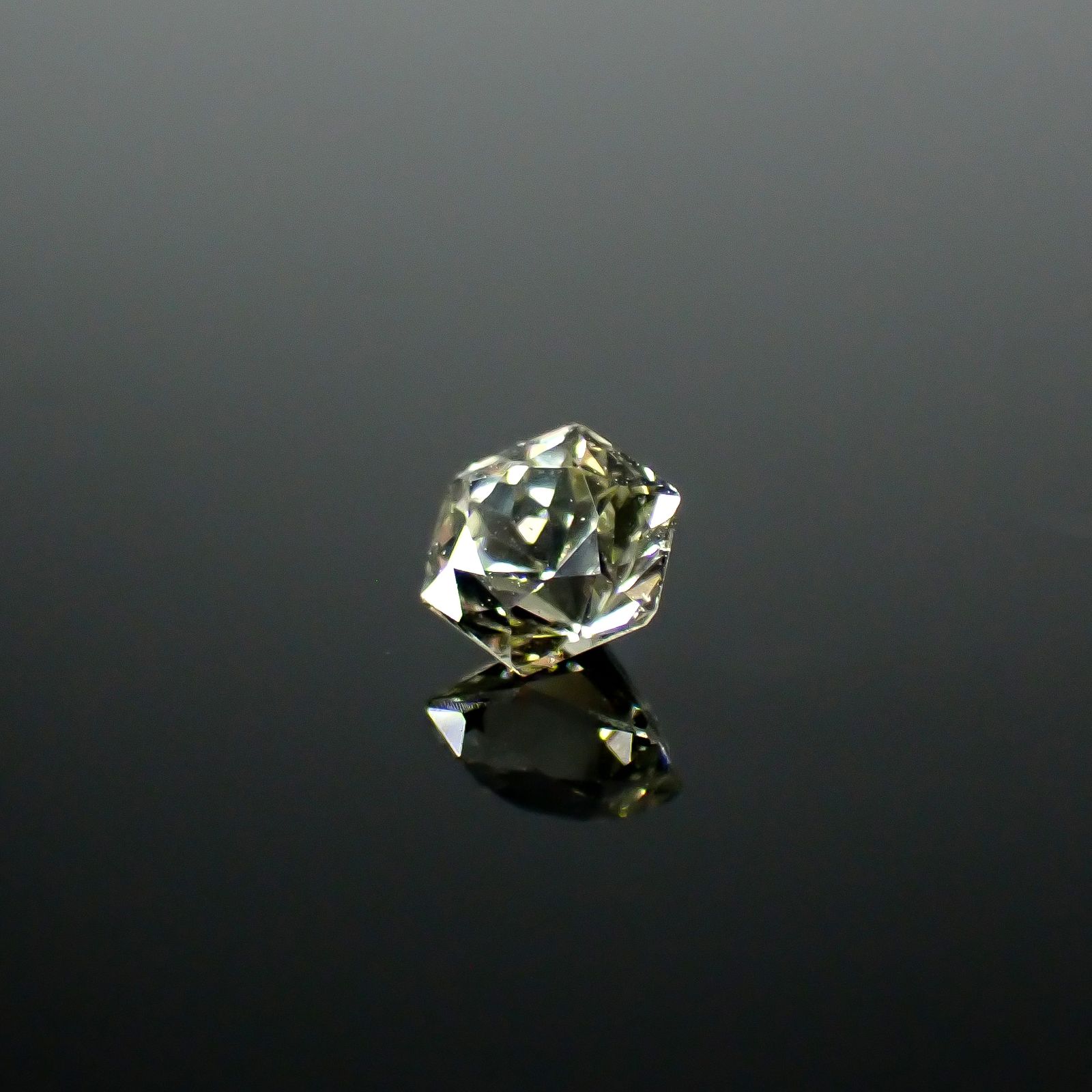◇ヘキサゴンカット◇コーネルピン スリランカ産 0.48ct / 4.5x4.3mm前後 [251031237]