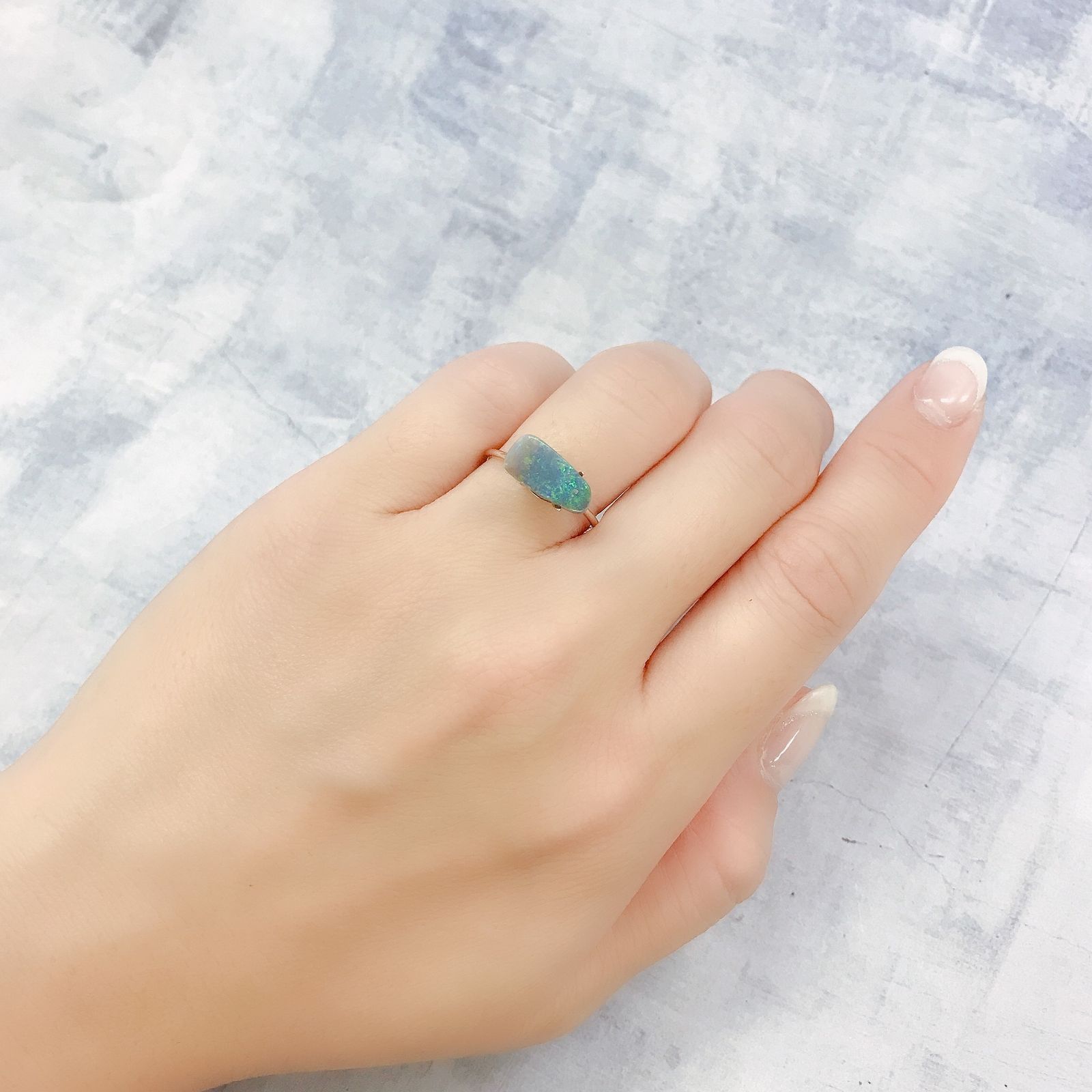 ◇フリーフォーム◇ブラックオパール(宝石名ブラック・オパール)オーストラリア産 1.028ct ソ付[220717014]12.5x6mm前後
