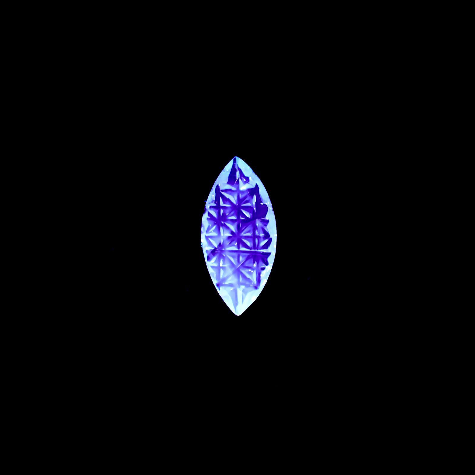 ◇甲州貴石切子Plus Three◇フローライト フルオレッセンス カード付き(宝石名フルオライト)イギリス・ロジャリー鉱山産 3.71ct 識別済[220616078]17.2x8.1mm前後