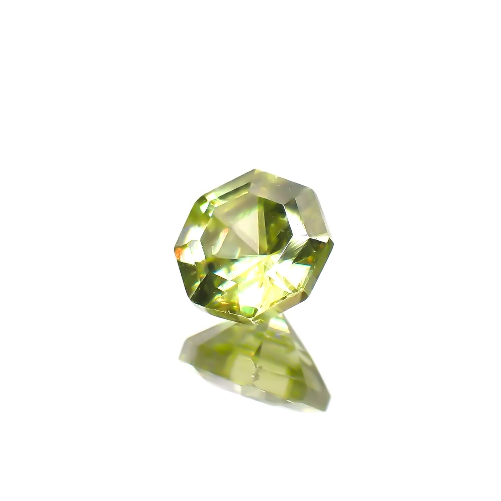 ◇オクタゴンカット◇スフェーン(宝石名スフェーン)マダガスカル産 識別済 0.63ct / 5.1x5.1mm前後 [231224749]