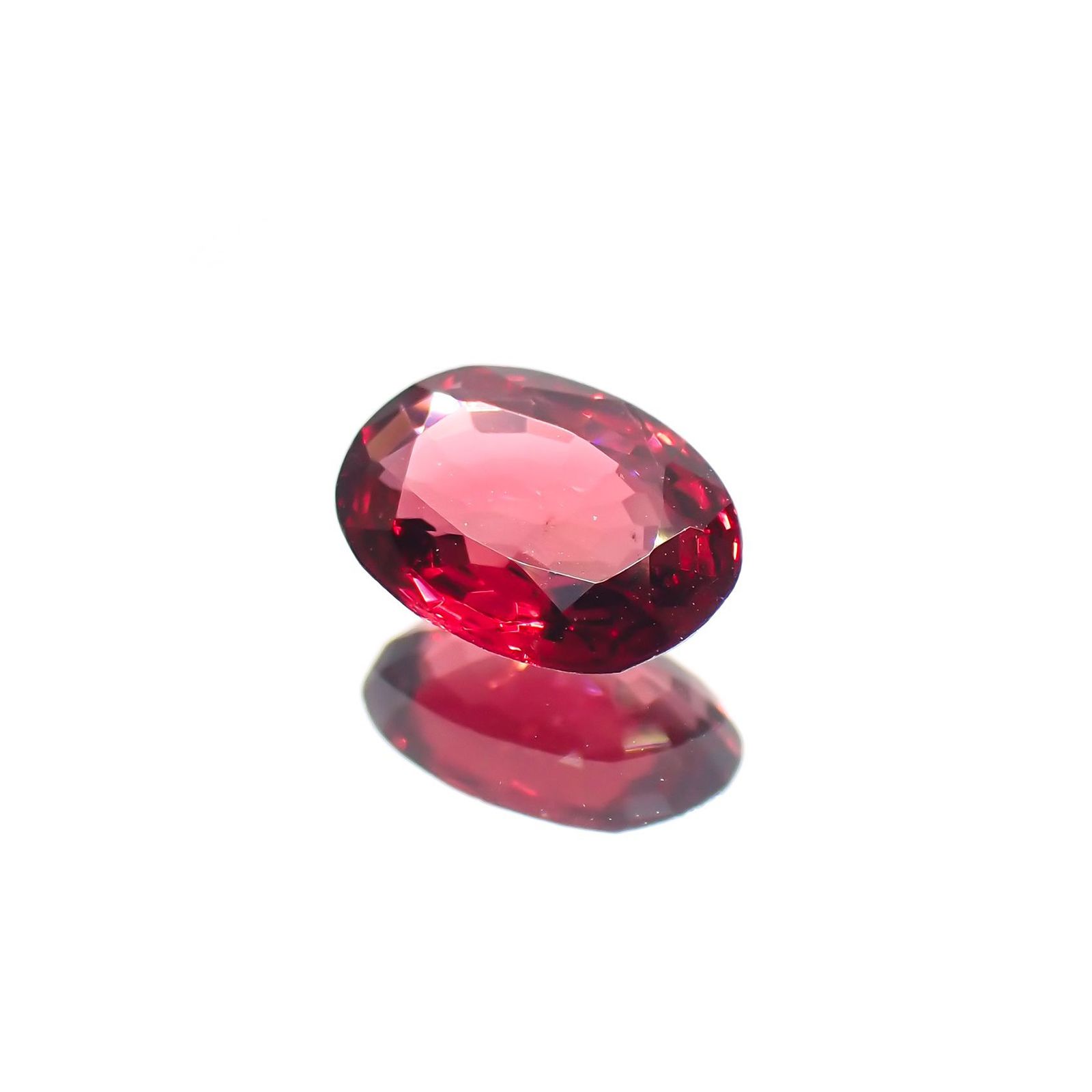 レッドスピネル(宝石名レッド・スピネル) タンザニア産 ソ付(彩珠) 0.869ct / 7.4x5.4mm前後 [20015154]