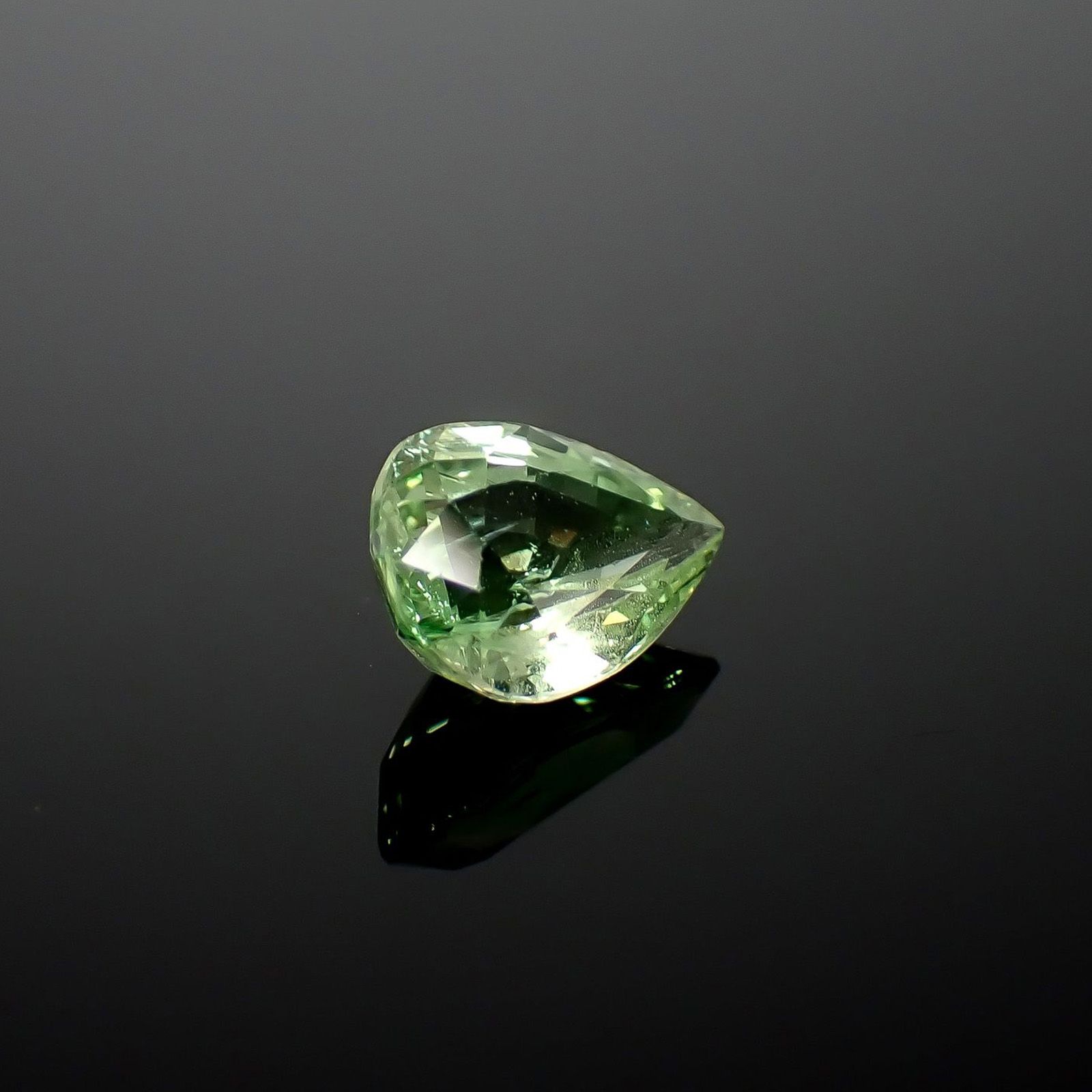 ミントガーネット(宝石名ガーネット)タンザニア産 識別済 2.03ct / 9.7x6.8mm前後 [260832722]