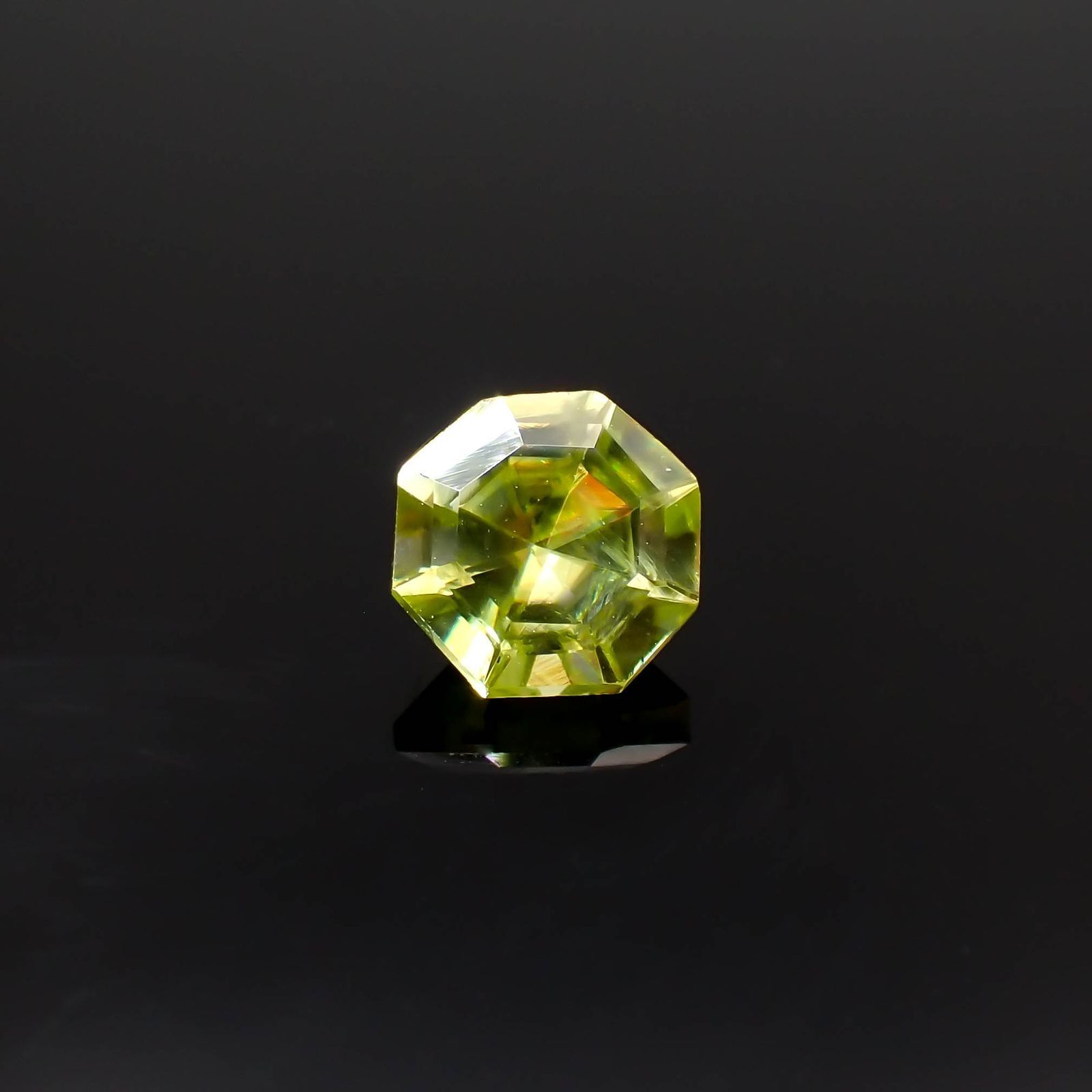 ◇オクタゴンカット◇スフェーン(宝石名スフェーン)マダガスカル産 識別済 0.63ct / 5.1x5.1mm前後 [231224749]