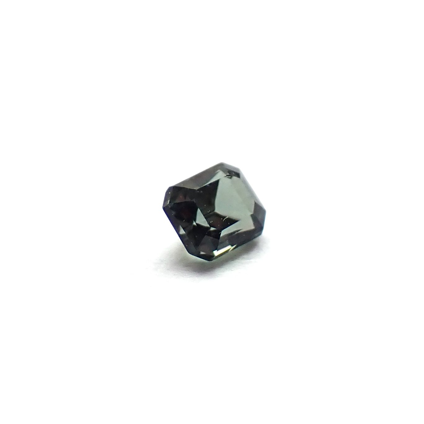 ベキリーブルーガーネット（カラーチェンジガーネット アレキタイプ） マダガスカル・ベキリー産 0.10ct / 2.6x2.2mm前後 [260732461]