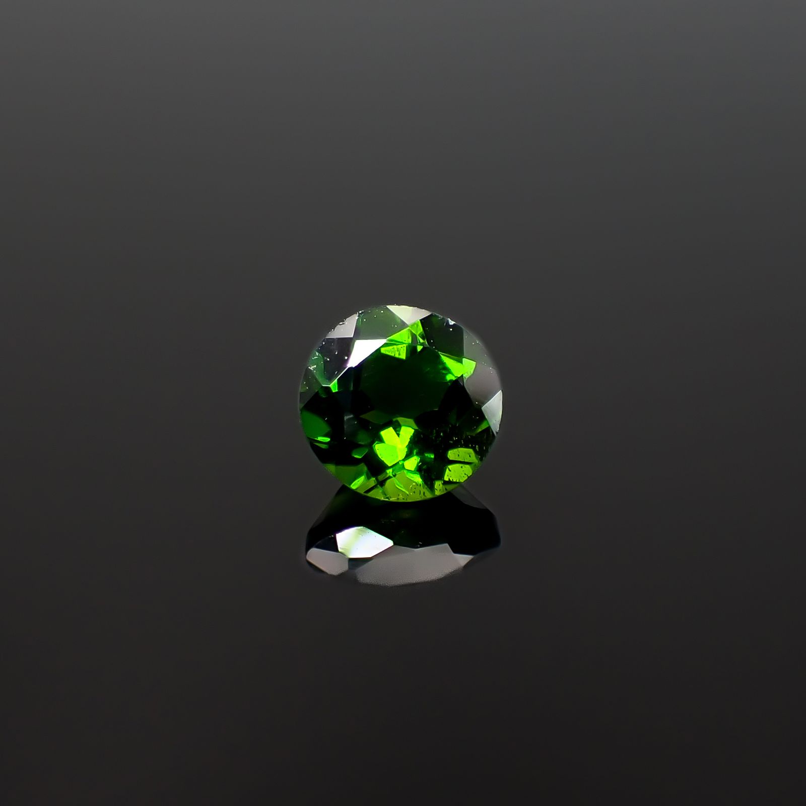 クロムダイオプサイド(宝石名クロム・ダイオプサイド)ロシア産 識別済 0.60ct / 5.1x5.1mm前後 [260432096]