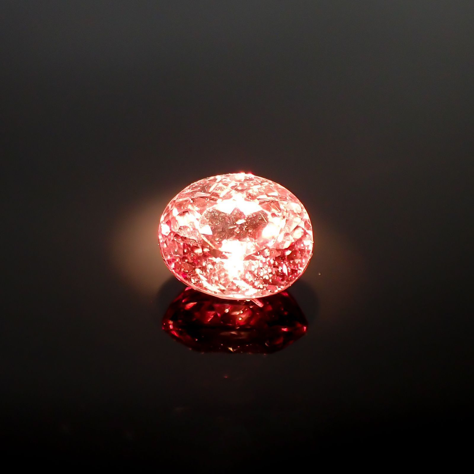 カラーシフトマラヤガーネット(宝石名ガーネット)タンザニア産 識別済 1.27ct / 6.6x5.5mm前後 [260415015]