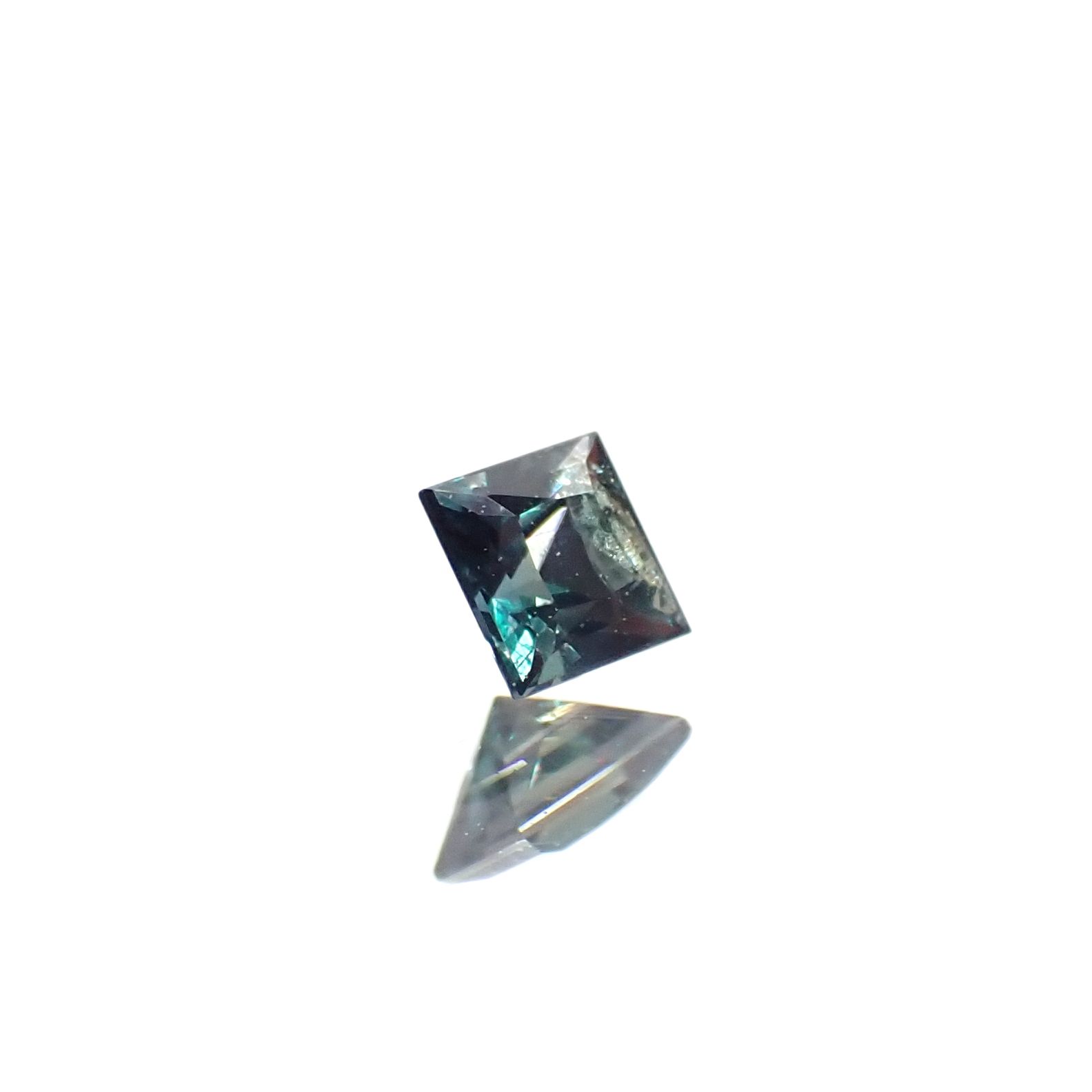 ◇プリンセスカット◇アレキサンドライト ブラジル産/EmeraldMains社製 0.085ct[240527594]2.4x2.4mm前後