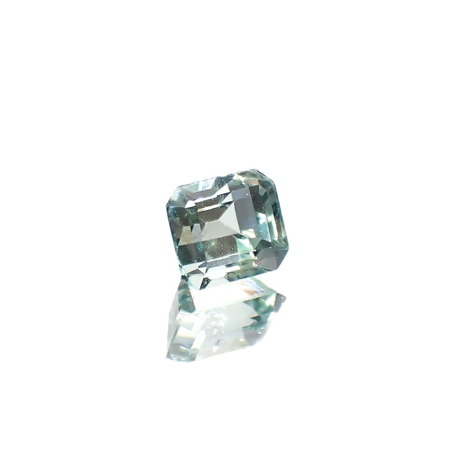 ミントベリル ブラジル産 0.67ct[240728583]5.3x4.5mm前後