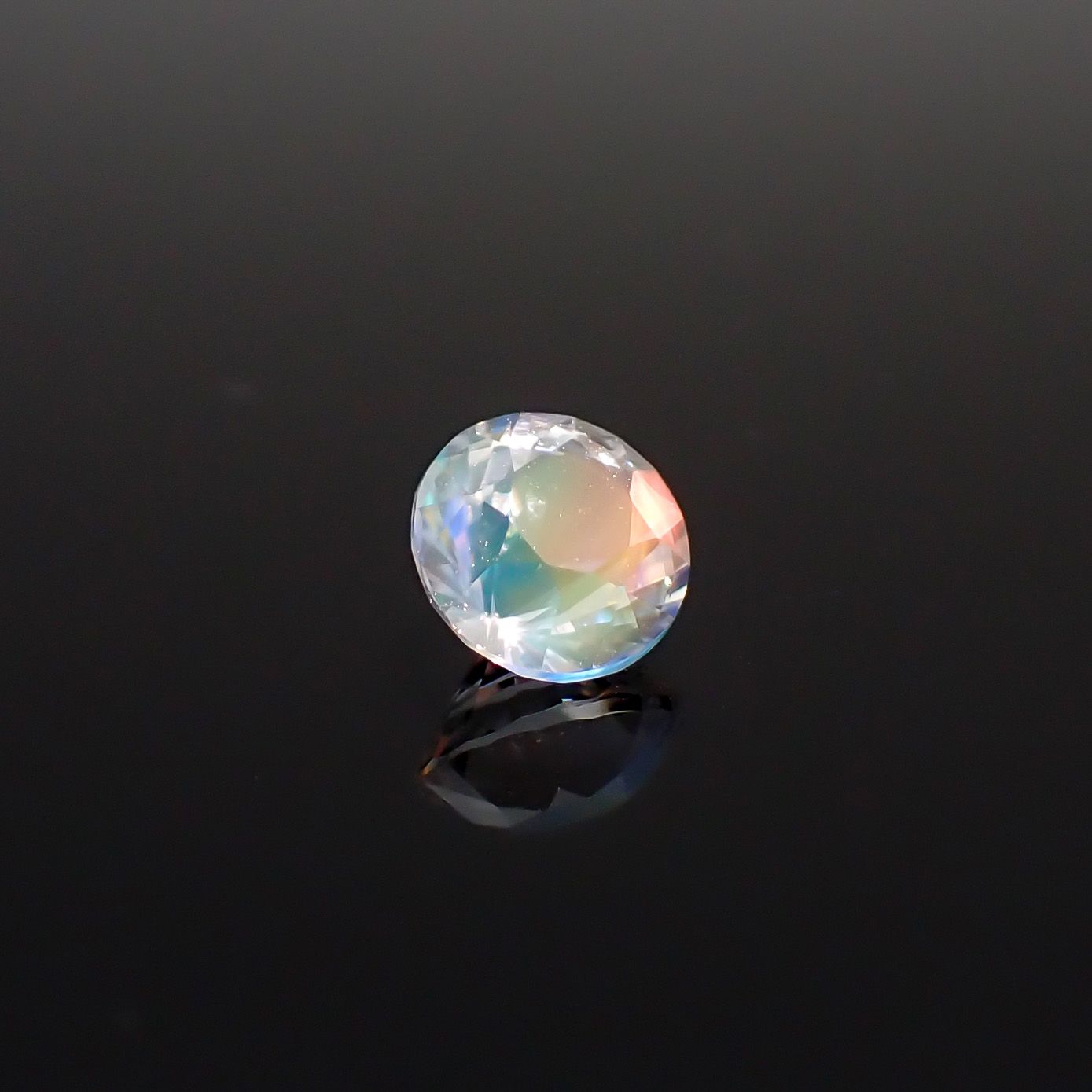 レインボームーンストーン マダガスカル産 0.85ct / 6.1x6.1mm前後 [260632388]