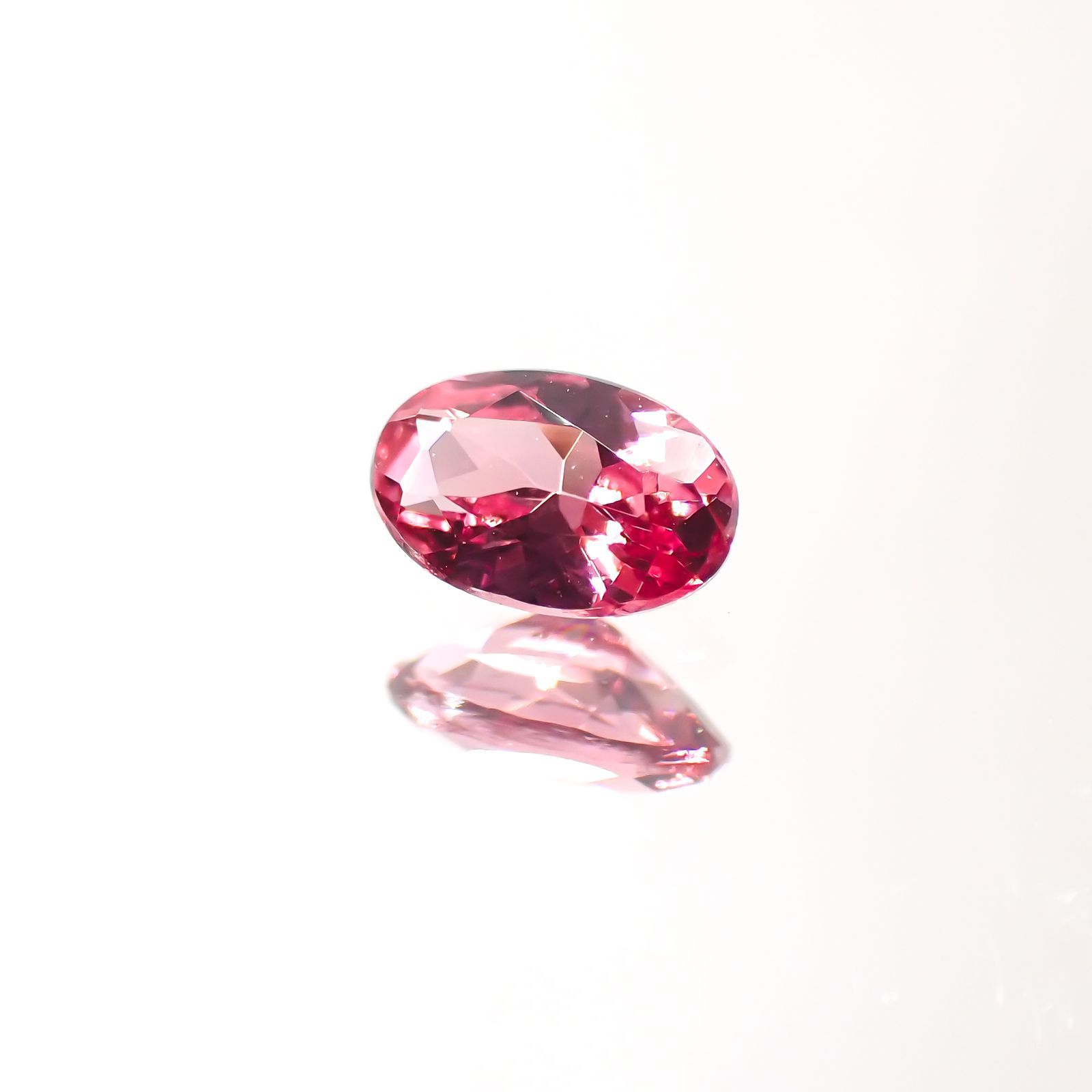 ホットピンクスピネル(宝石名ピンク・スピネル)タンザニア産 0.27ct 識別済[220113914]5.1x3.3mm前後