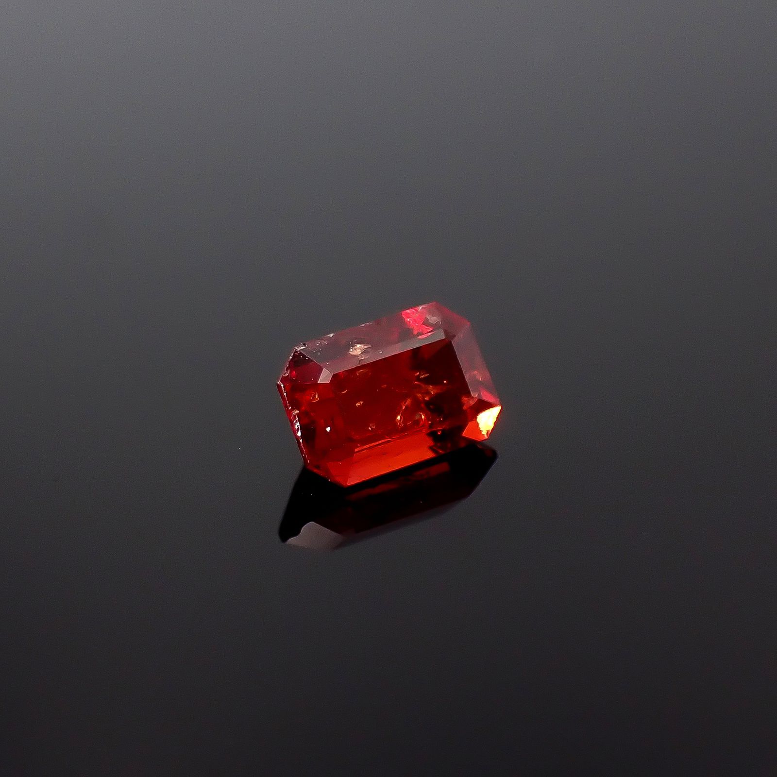 ユーディアライト(宝石名ユーディアライト)ロシア産 ソ付(日独) 1.047ct / 7.34x4.89mm前後 [251231475]