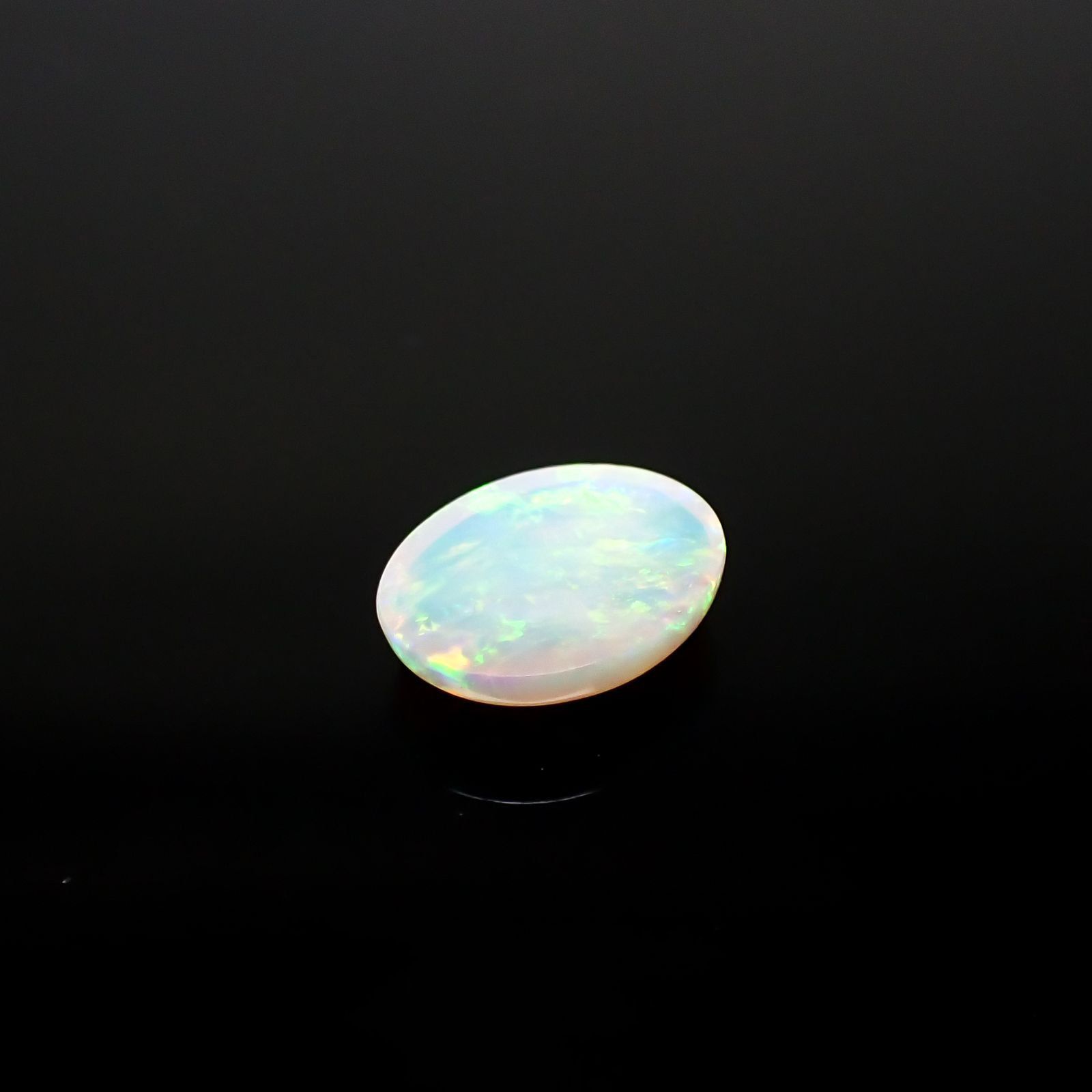 オパール(宝石名ホワイト・オパール) オーストラリア産 ソ付(彩珠) 1.031ct / 9x7mm前後 [210711329]