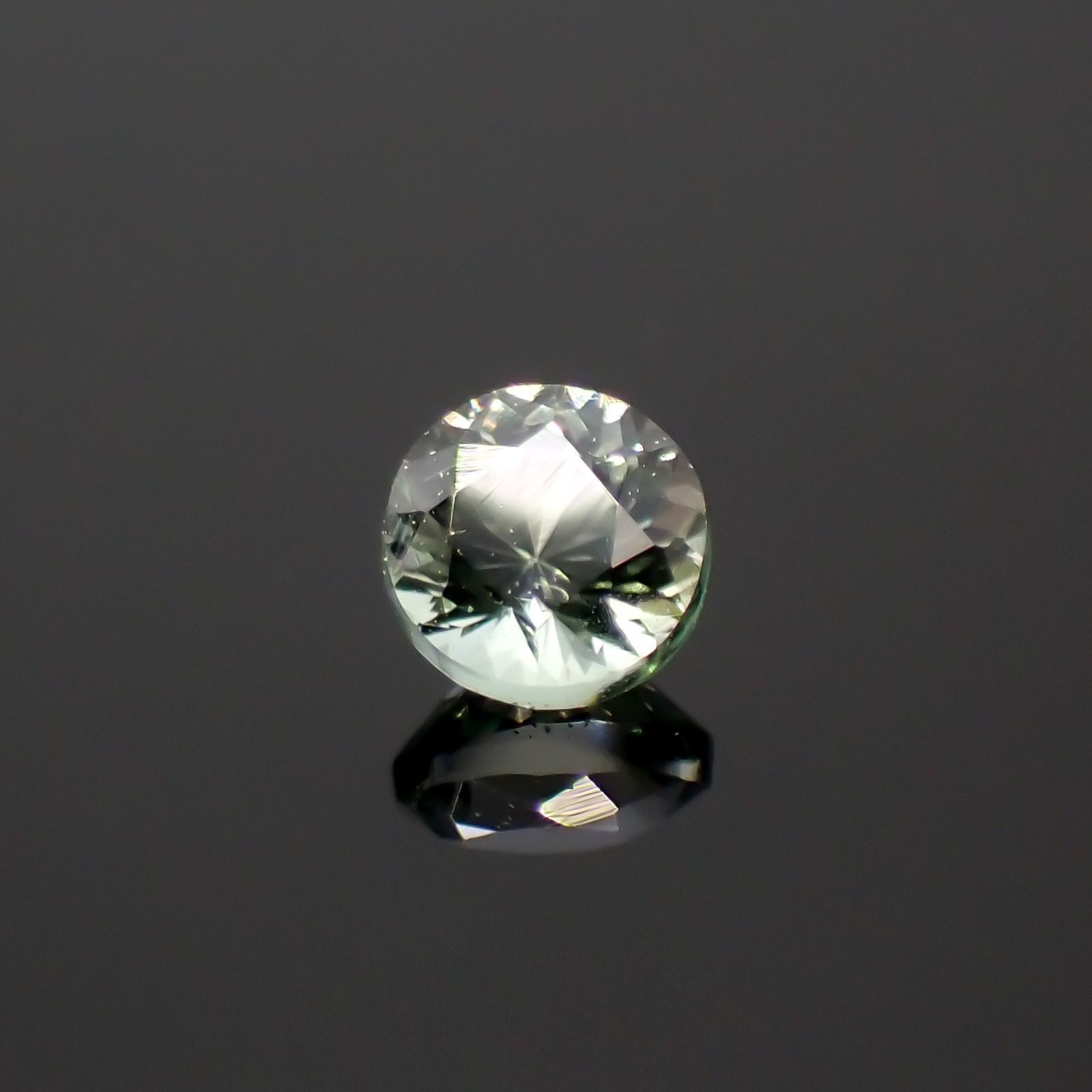 バナジウムコーネルピン(宝石名コーネルピン)タンザニア・タンガ州産 識別済 0.19ct / 3.4x3.4mm前後 [220716907]