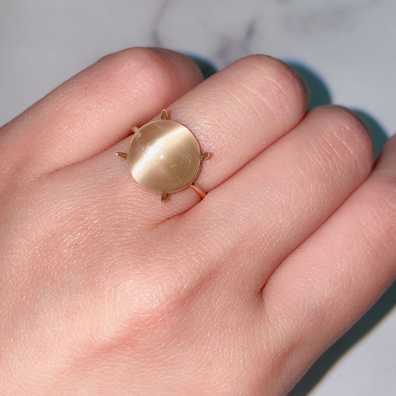 ベリルキャッツアイ(宝石名ベリル・キャッツアイ) ブラジル産 7.488ct ソ付(彩珠)[20117418]11.9×11.8mm前後