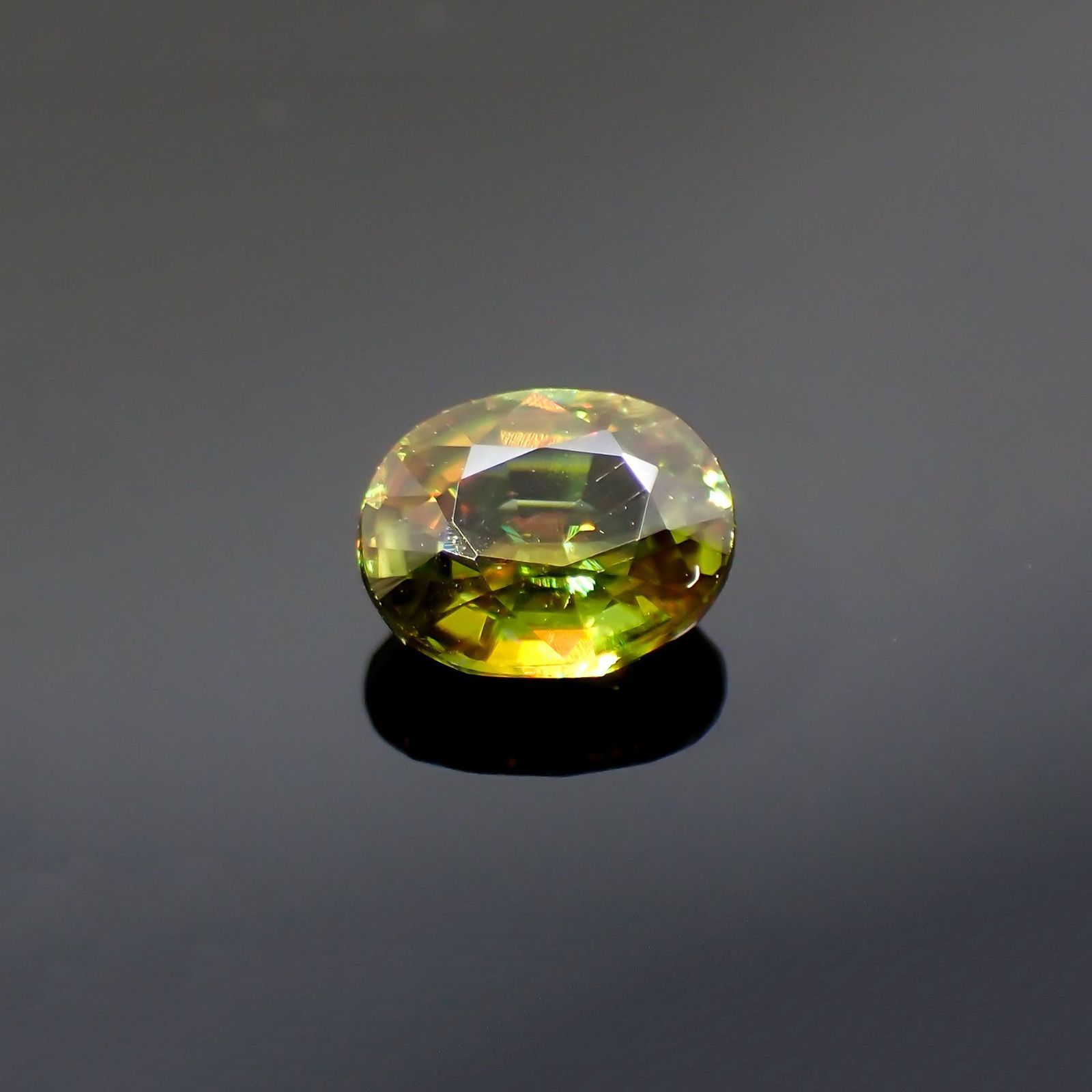 スフェーン(宝石名スフェーン)パキスタン産 識別済 0.56ct / 5.6x4.5mm前後 [220114128]